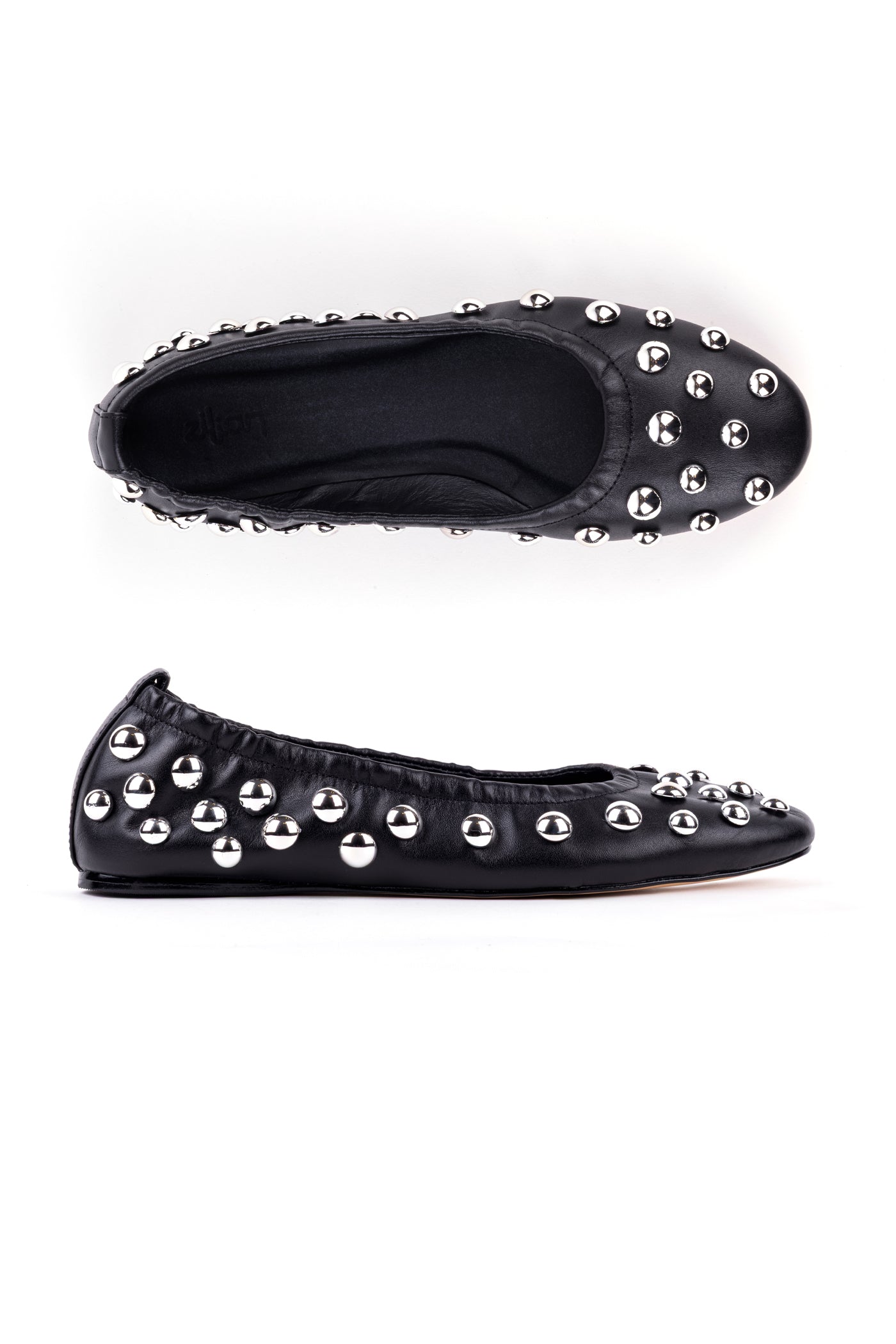 Sabrinas com tachas prateadas em pele