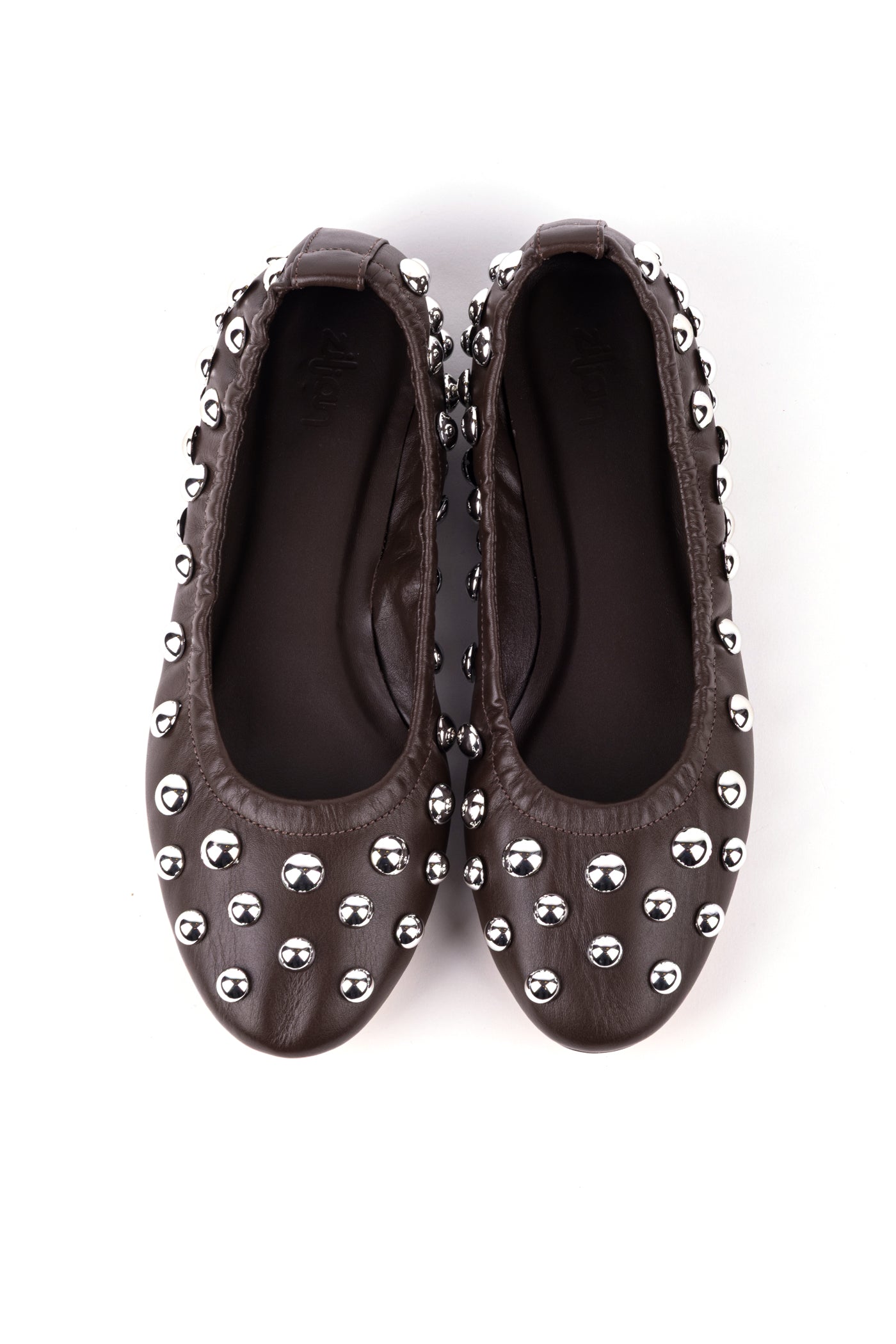 Sabrinas com tachas prateadas em pele