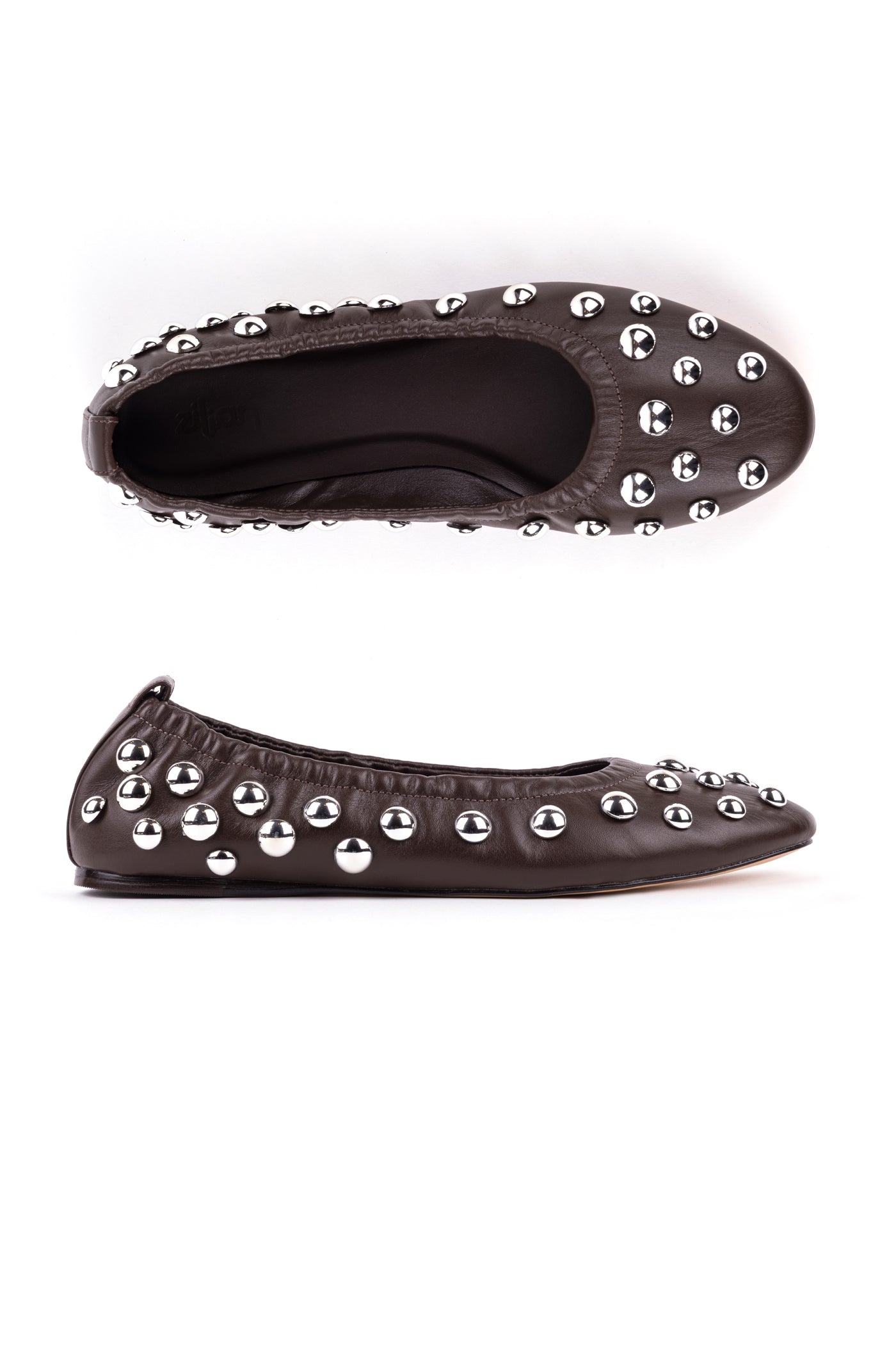 Sabrinas com tachas prateadas em pele