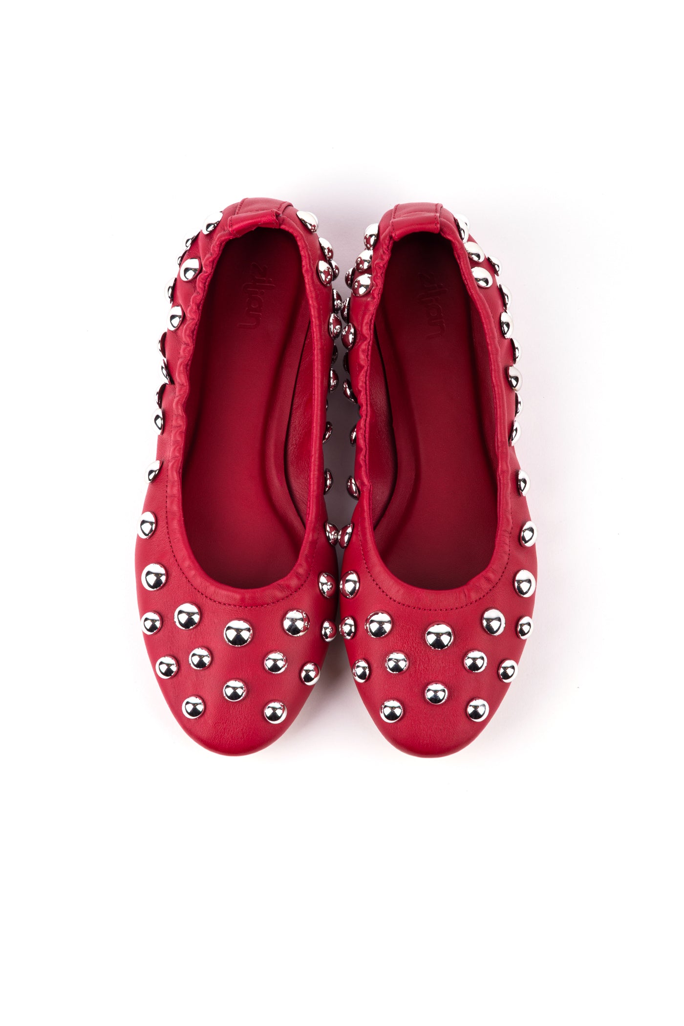 Sabrinas com tachas prateadas em pele