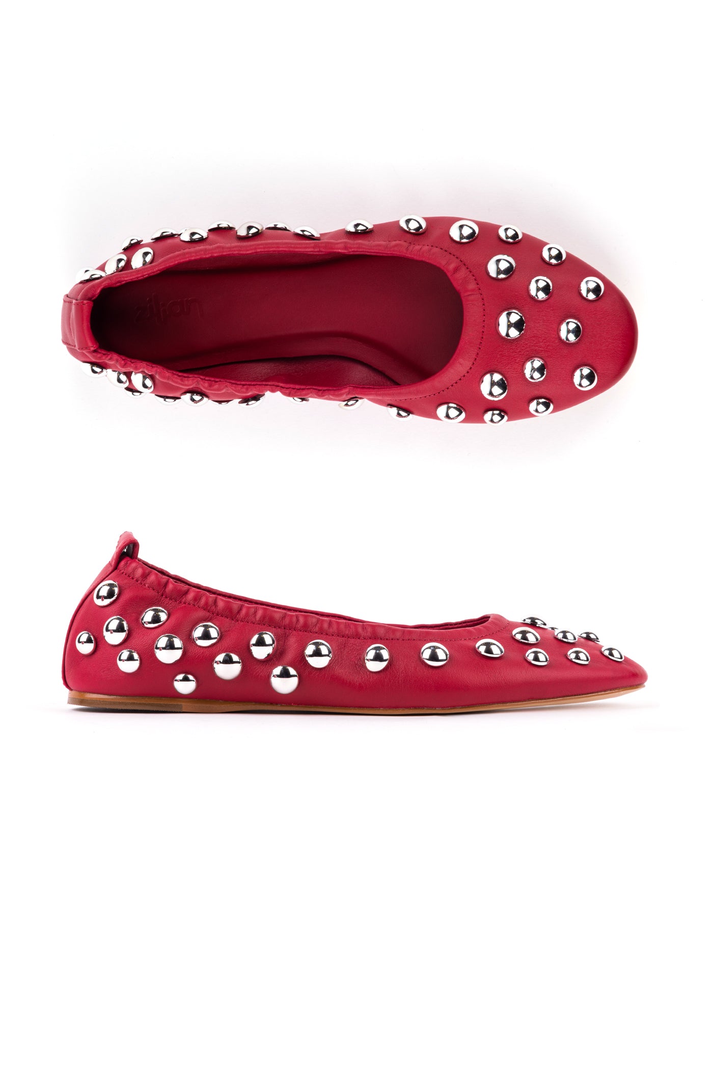 Sabrinas com tachas prateadas em pele