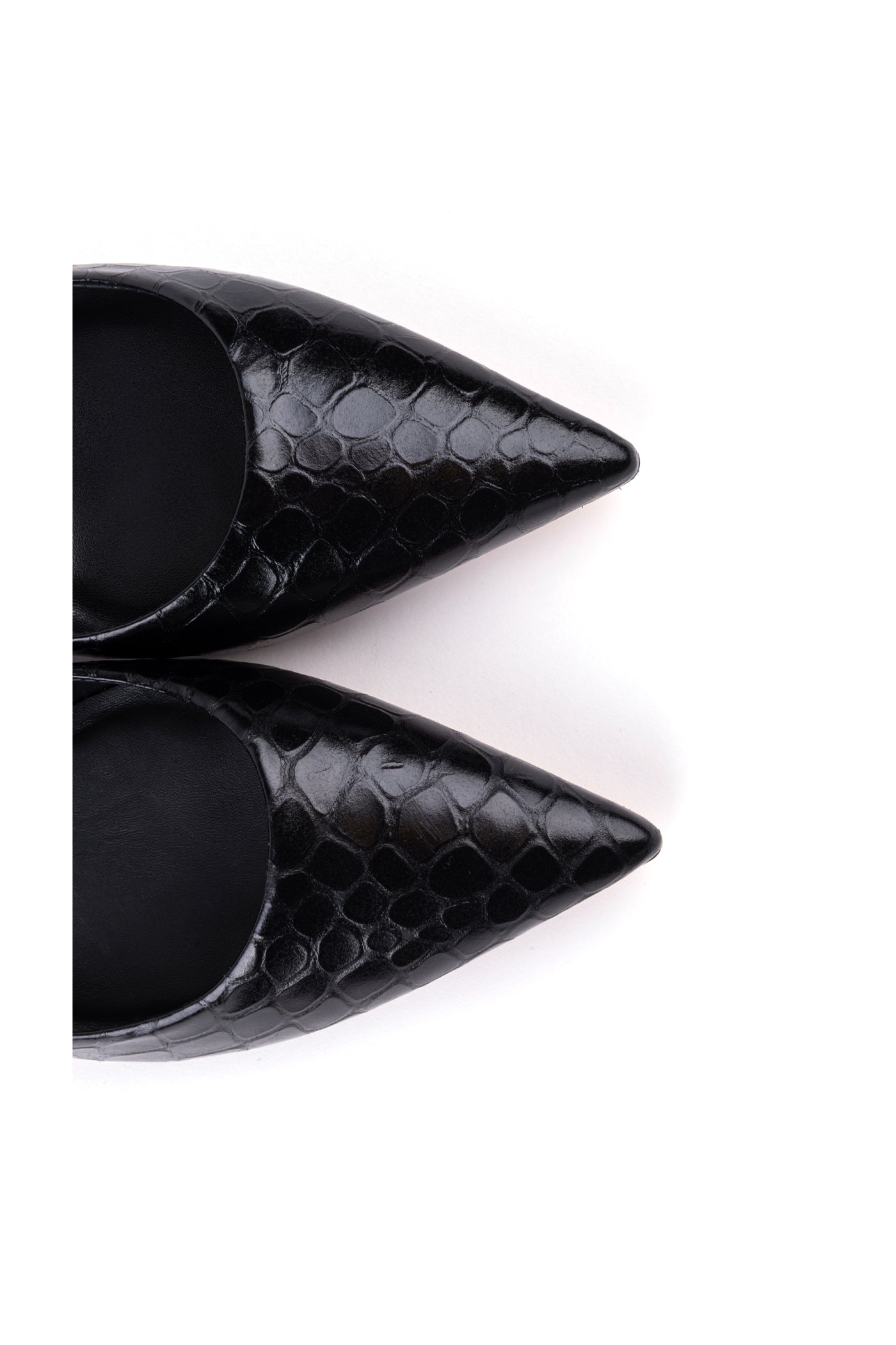 Sapatos de salto alto clássicos em verniz croco