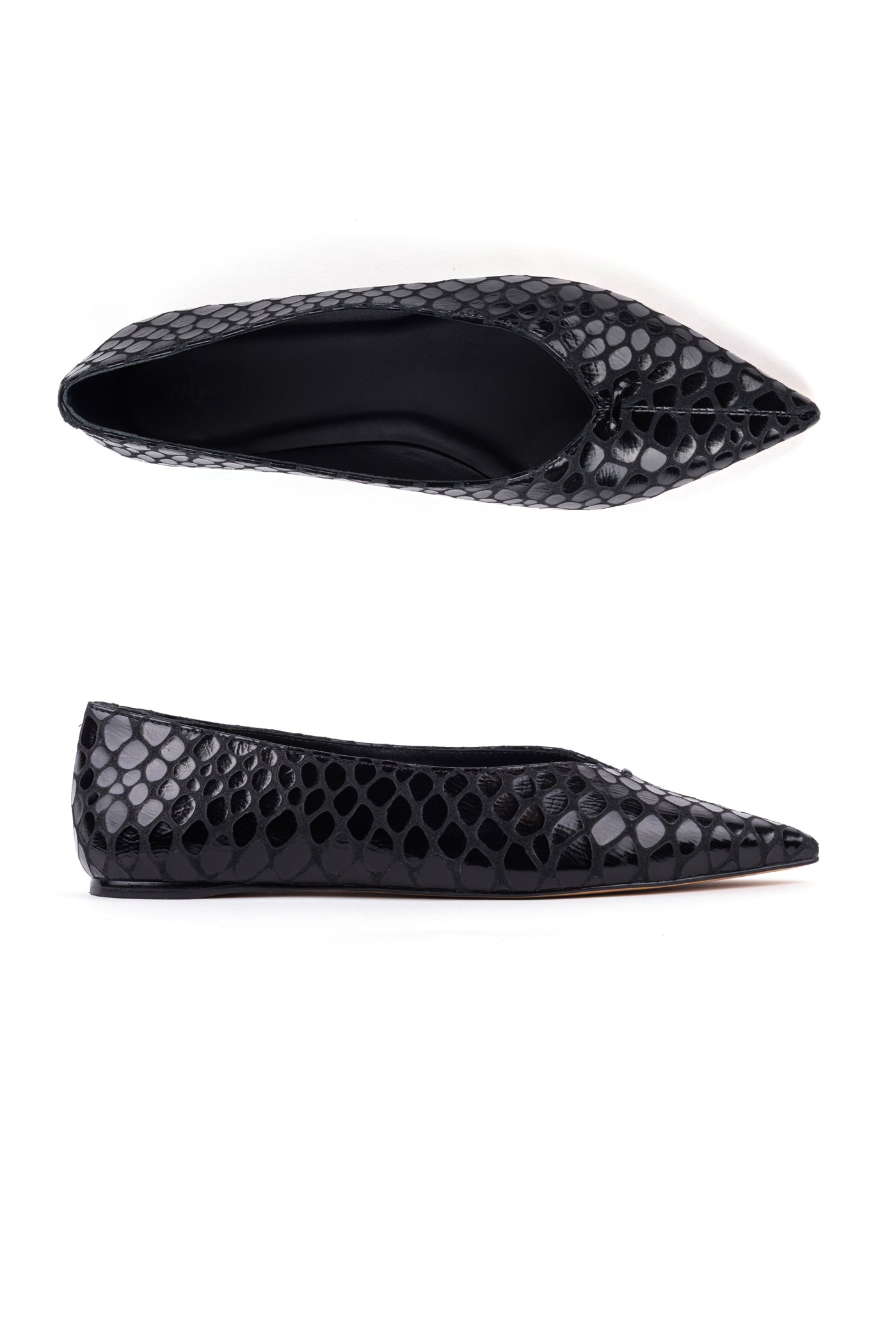 Sabrinas bicudas em verniz croco