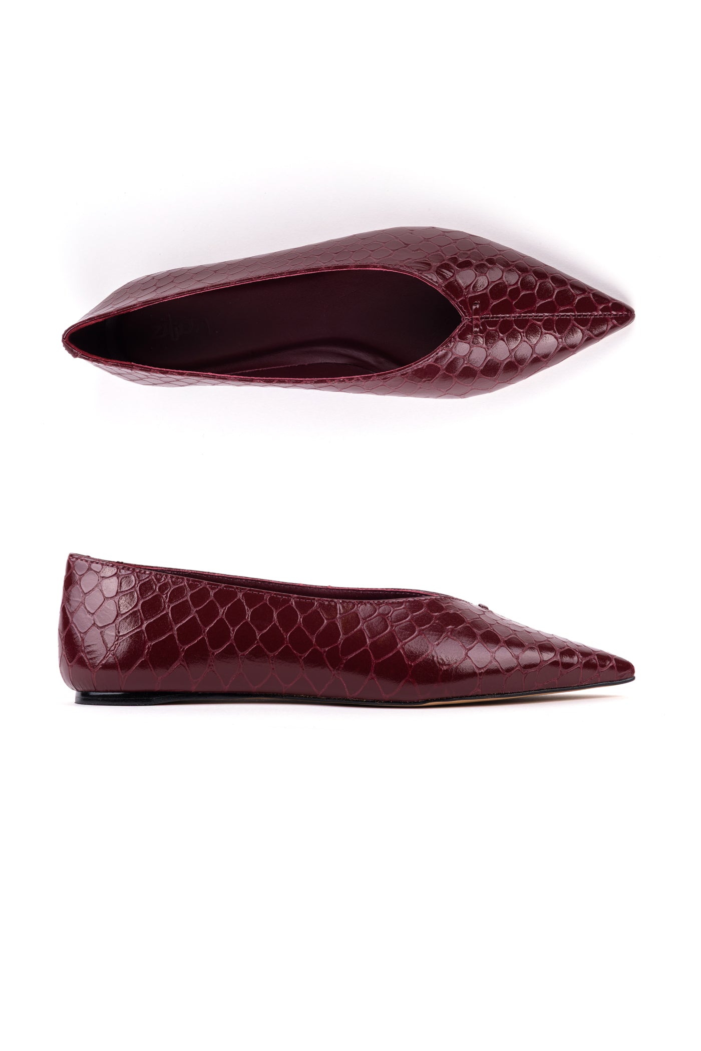 Sabrinas bicudas em verniz croco