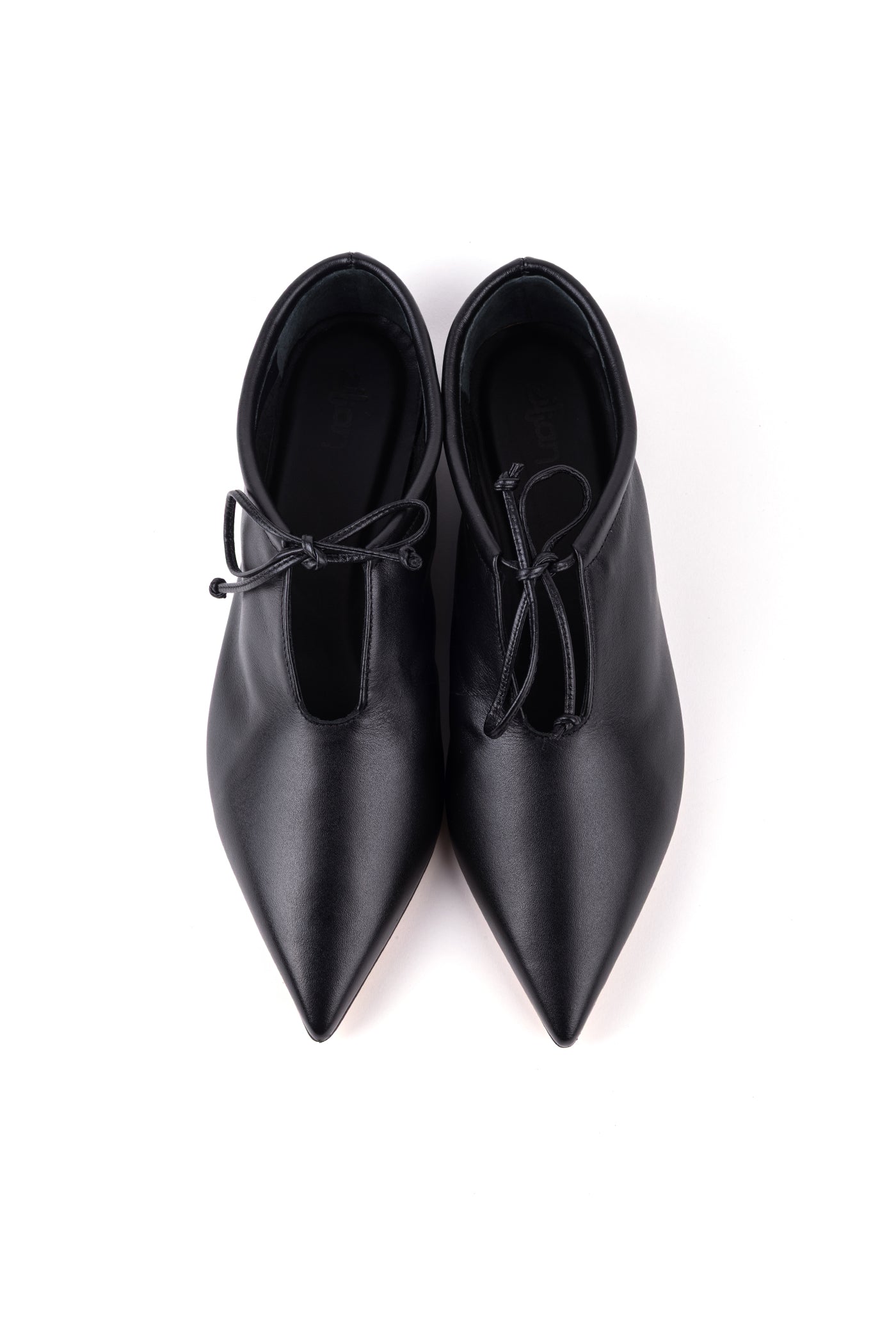 Sapatos rasos com ponta bicuda em pele