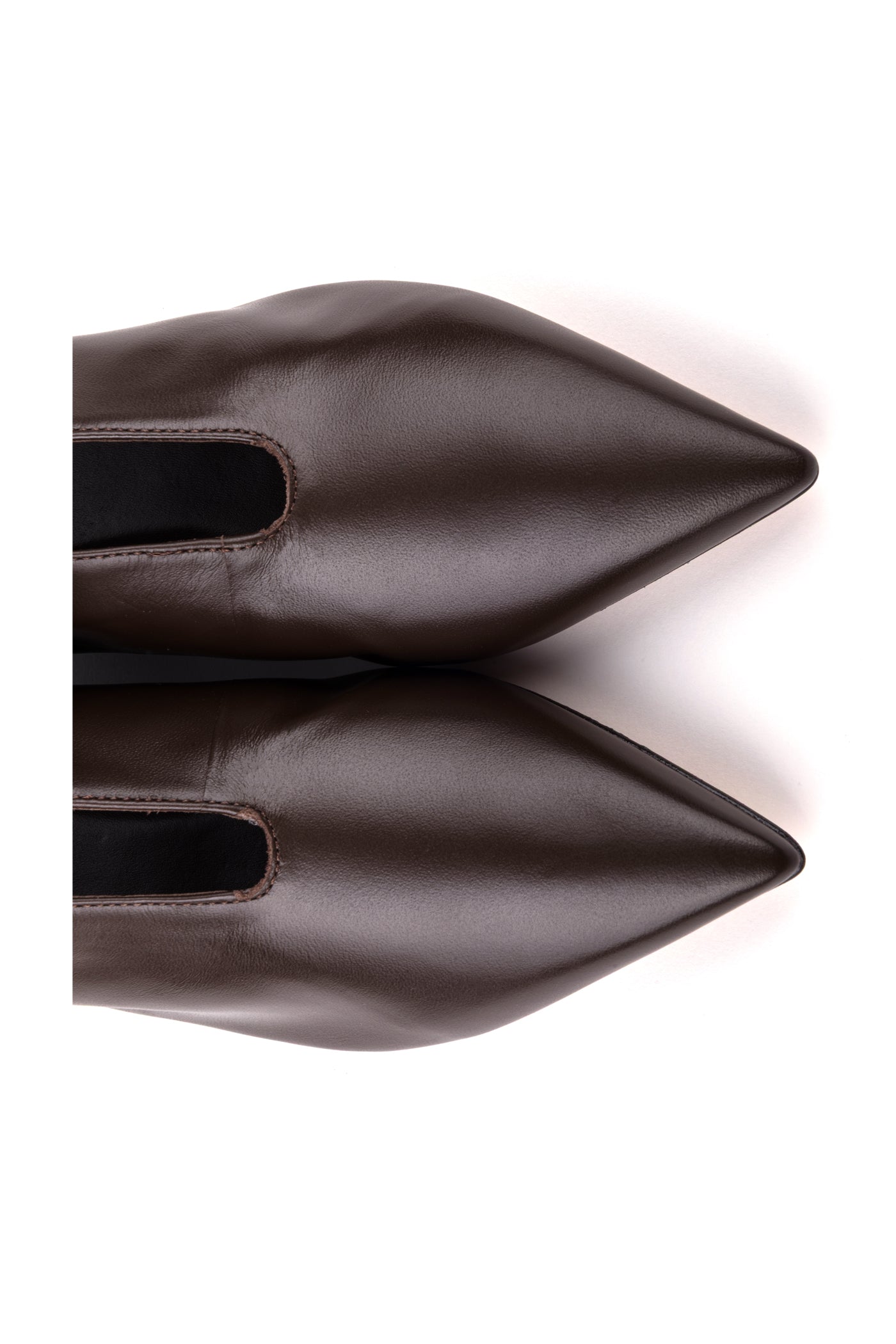 Sapatos rasos com ponta bicuda em pele