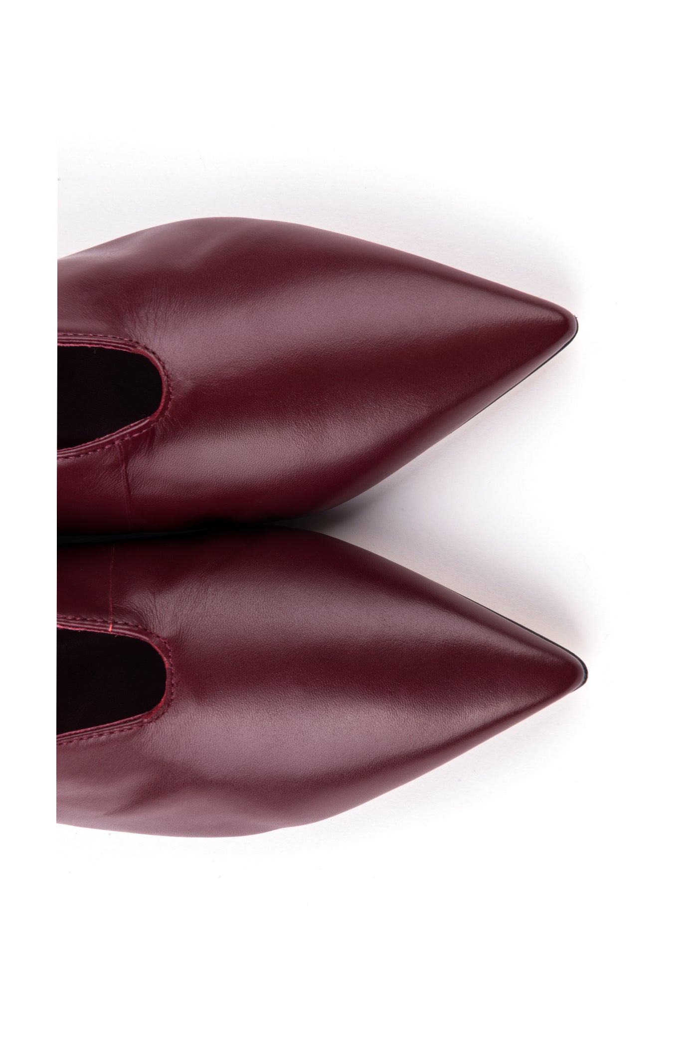 Sapatos rasos com ponta bicuda em pele