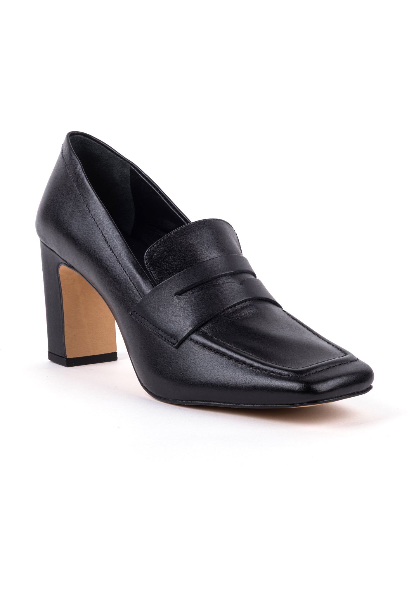 Sapatos de salto alto clássicos em pele