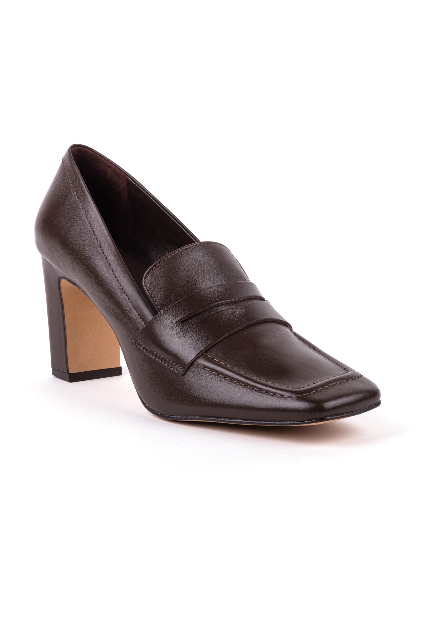 Sapatos de salto alto clássicos em pele