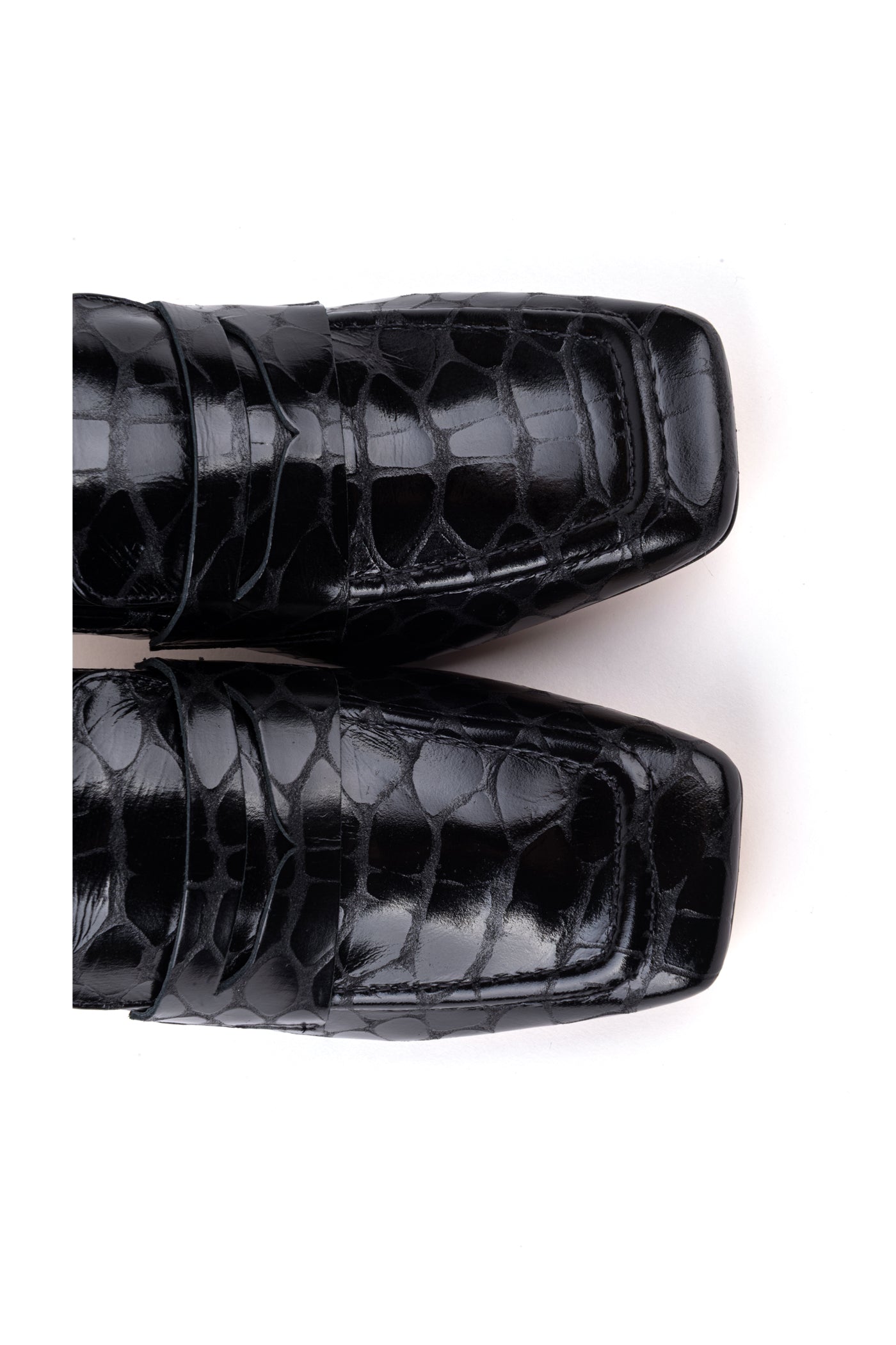 Sapatos de salto alto clássicos em pele croco verniz