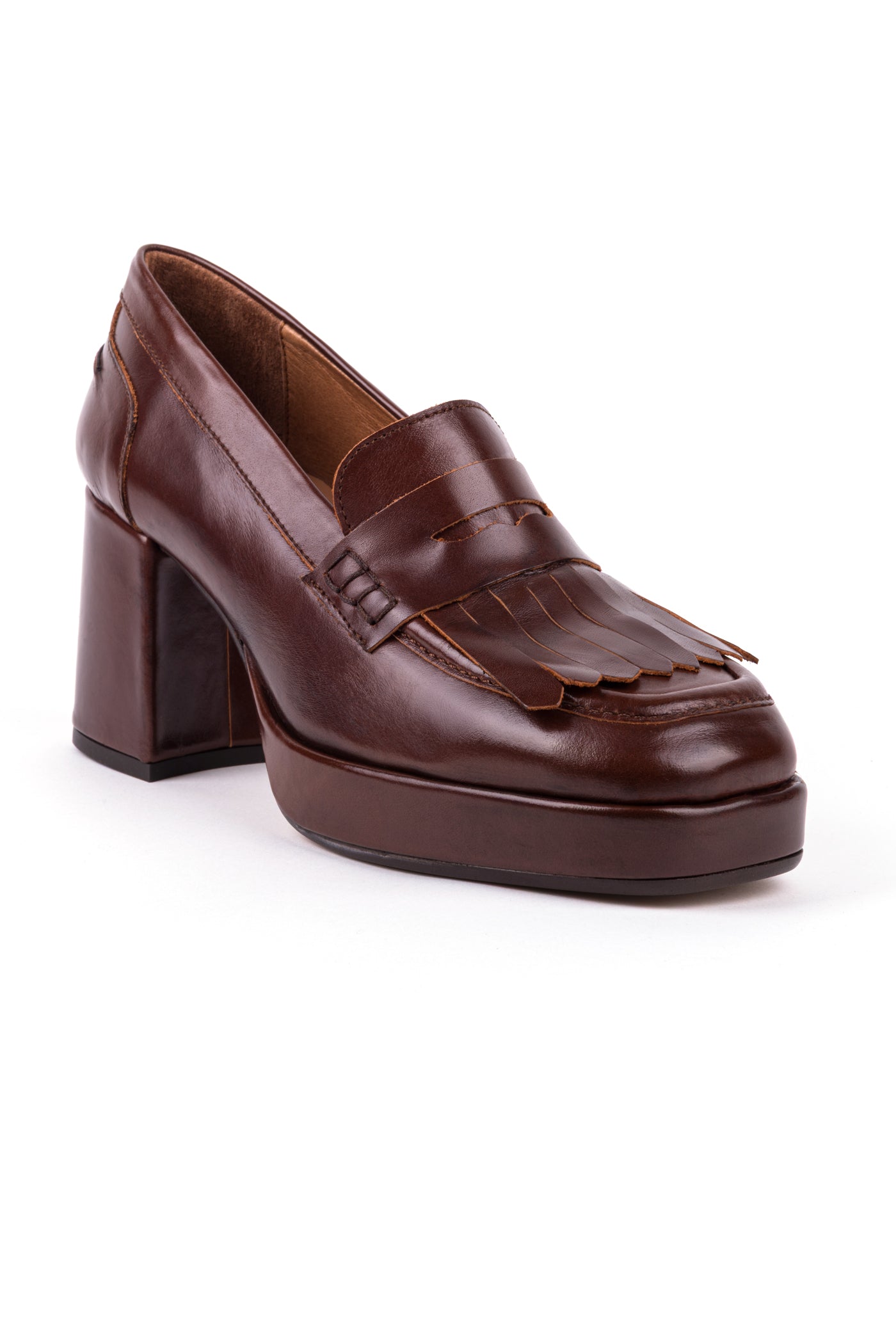 Sapatos de salto alto com franjas em pele