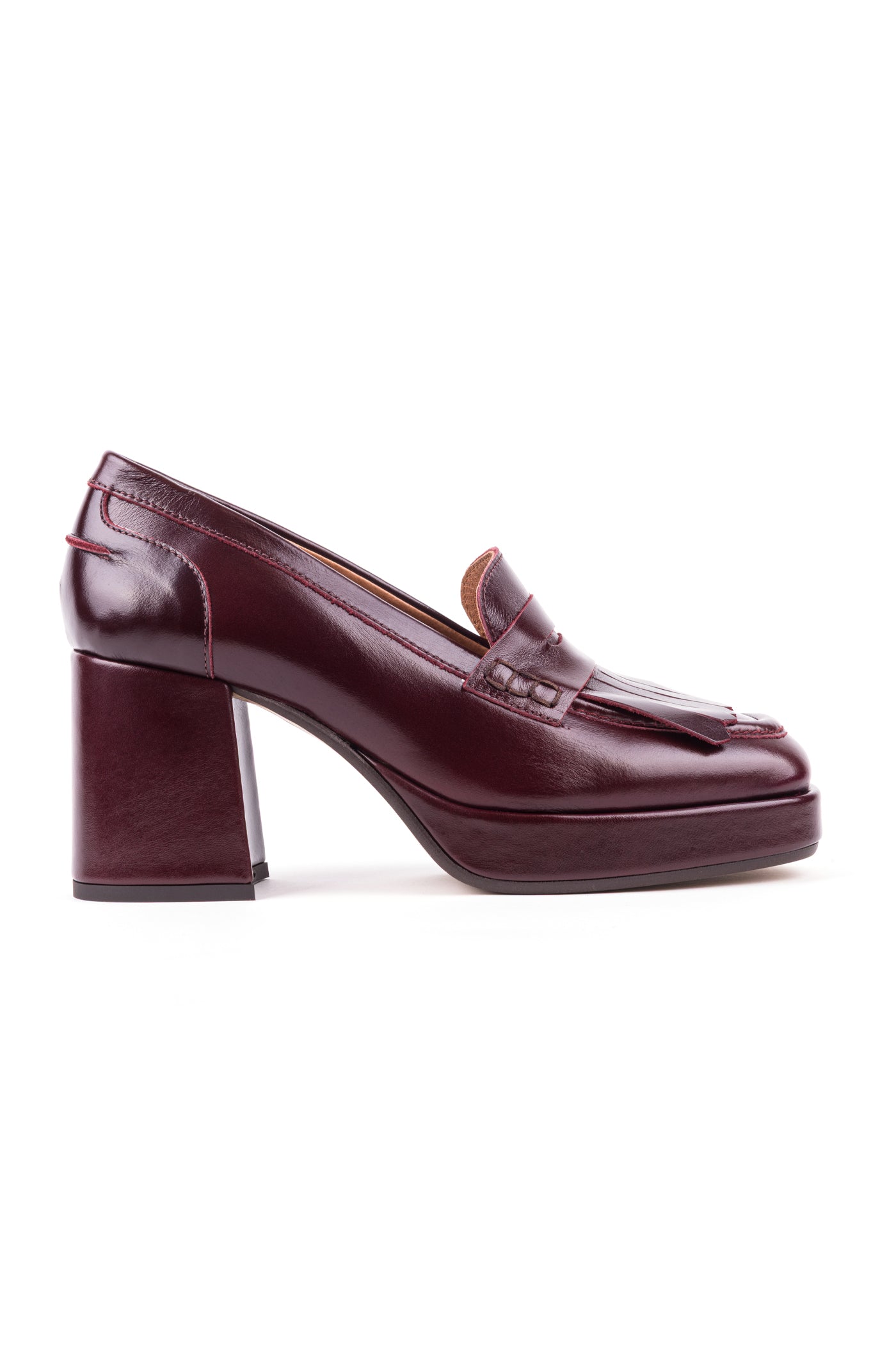 Sapatos de salto alto com franjas em pele