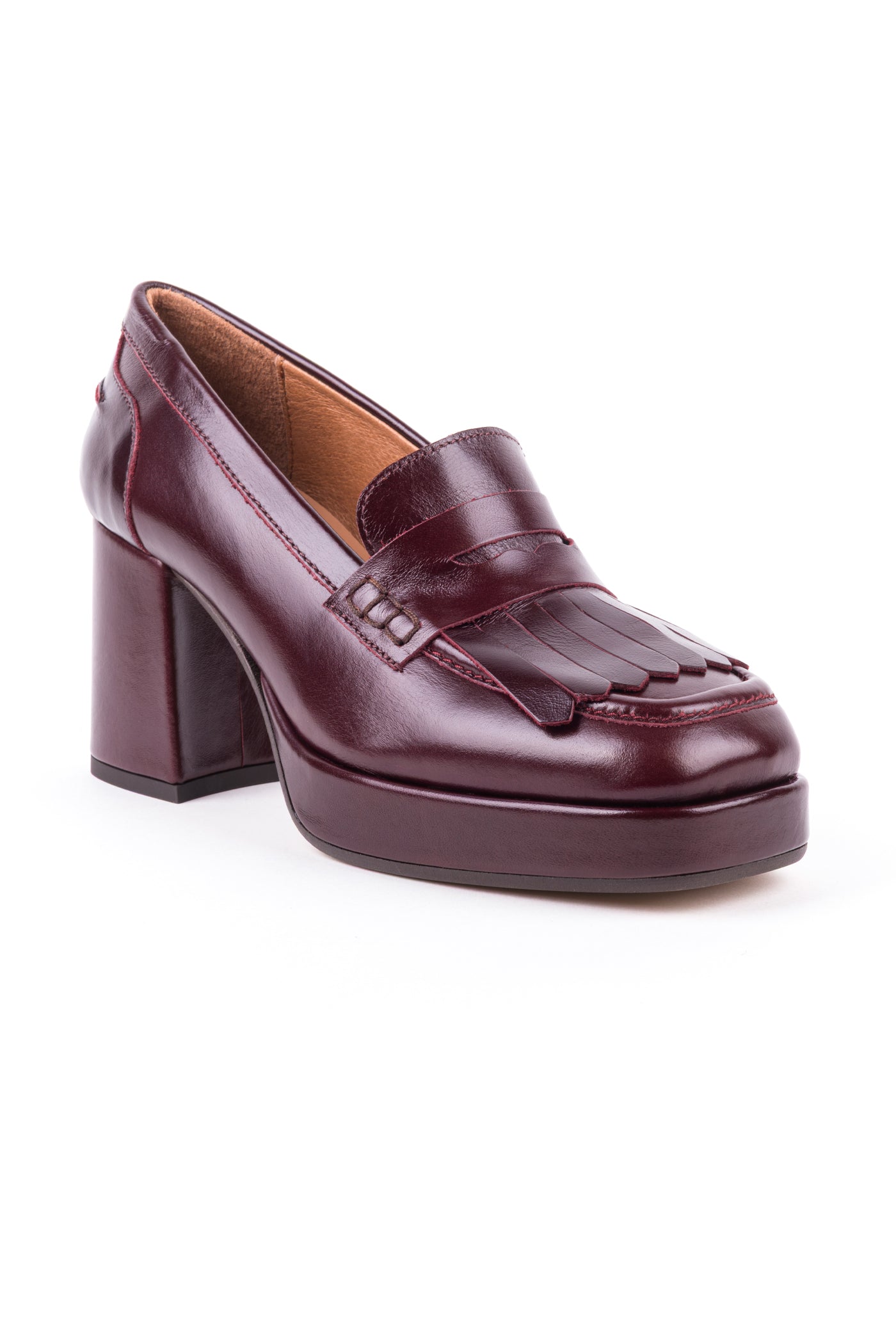 Sapatos de salto alto com franjas em pele