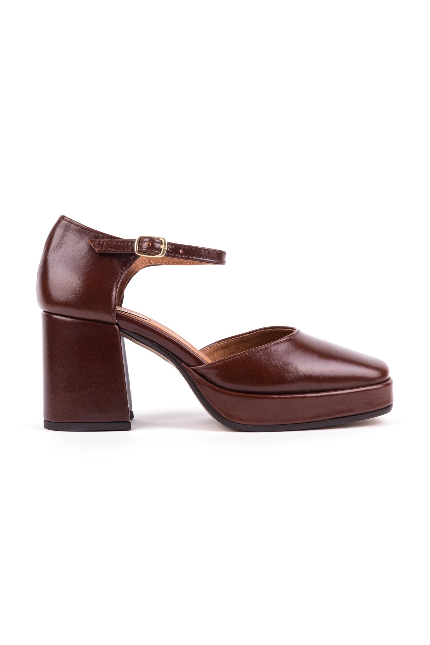 Sapatos de salto alto em pele