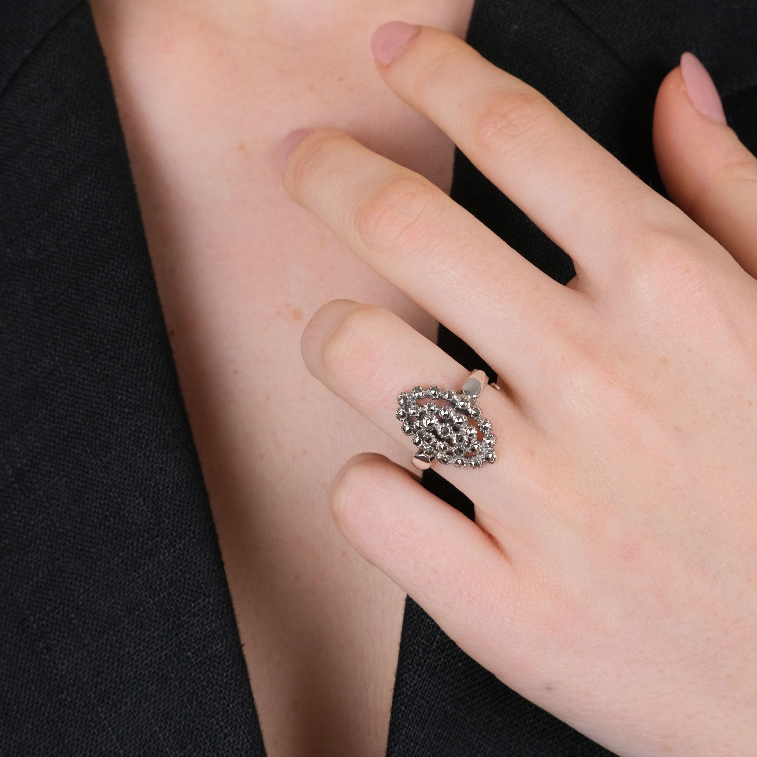 Anel Pinha Oval com marcassites em