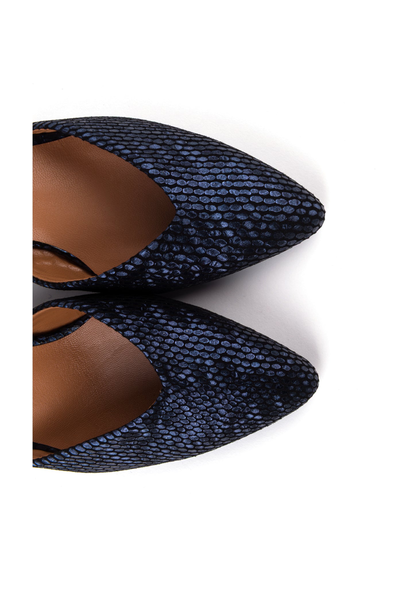 Sapatos de salto alto clássicos em camurça gravada