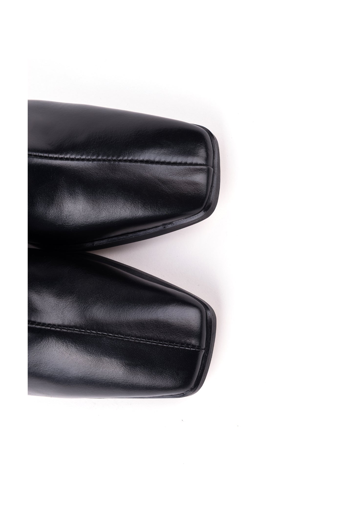 Botas de salto alto em pele