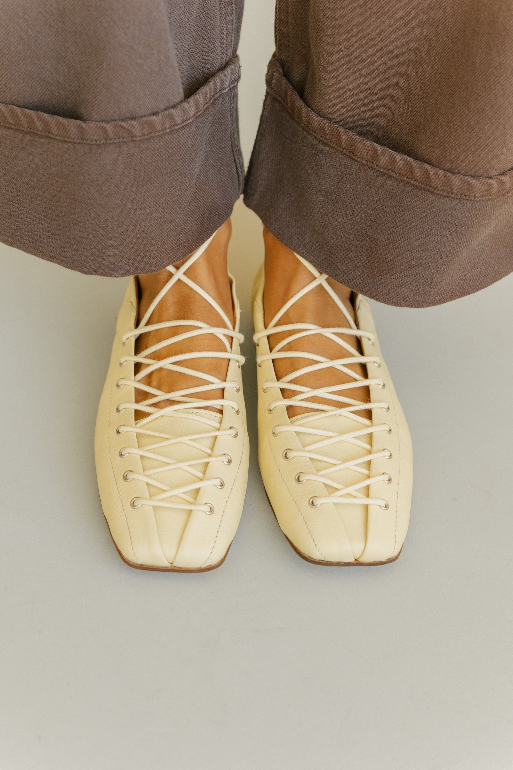 Sapato raso com ponta quadrada em pele