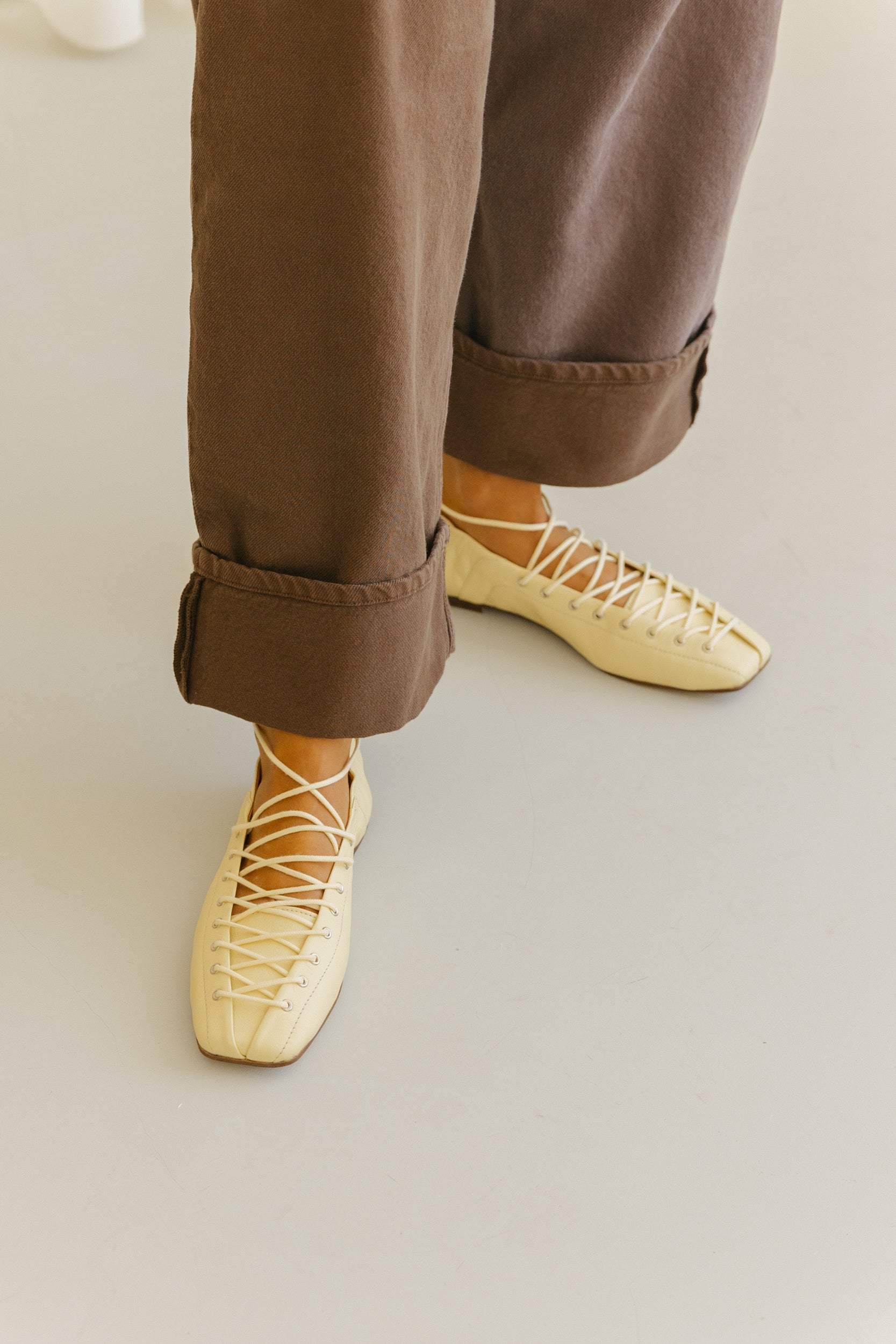 Sapato raso com ponta quadrada em pele