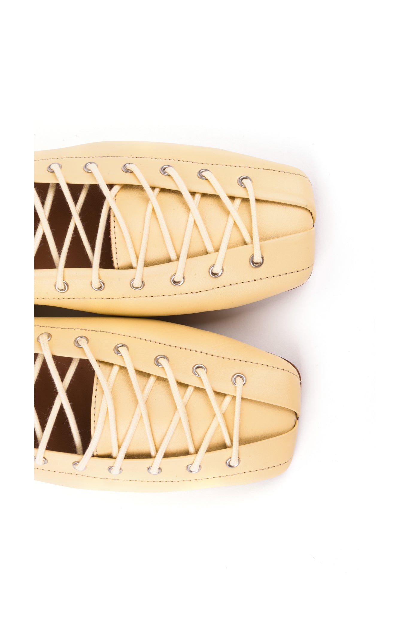 Sapato raso com ponta quadrada em pele