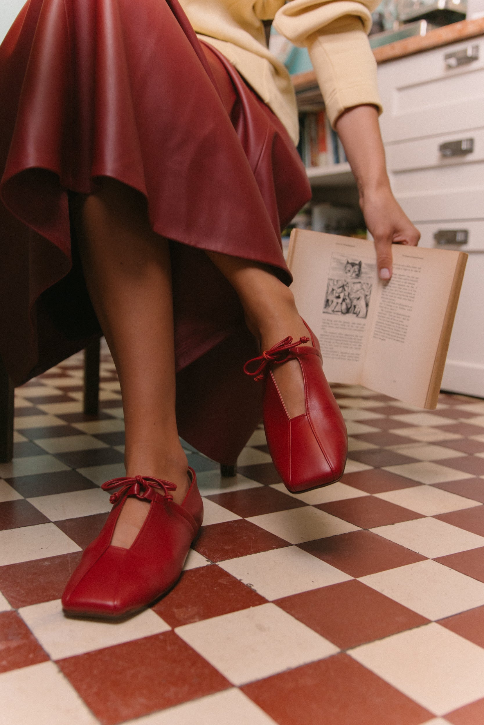 Sapatos rasos com ponta quadrada em pele