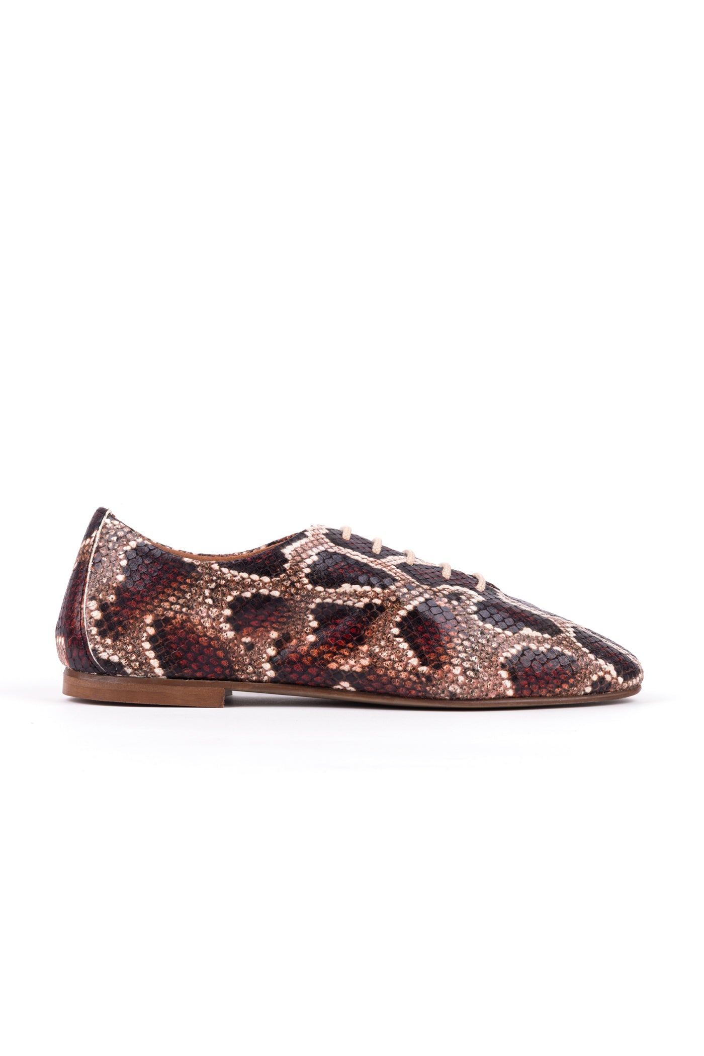 Sapatos rasos luva com atacadores em pele gravada cobra