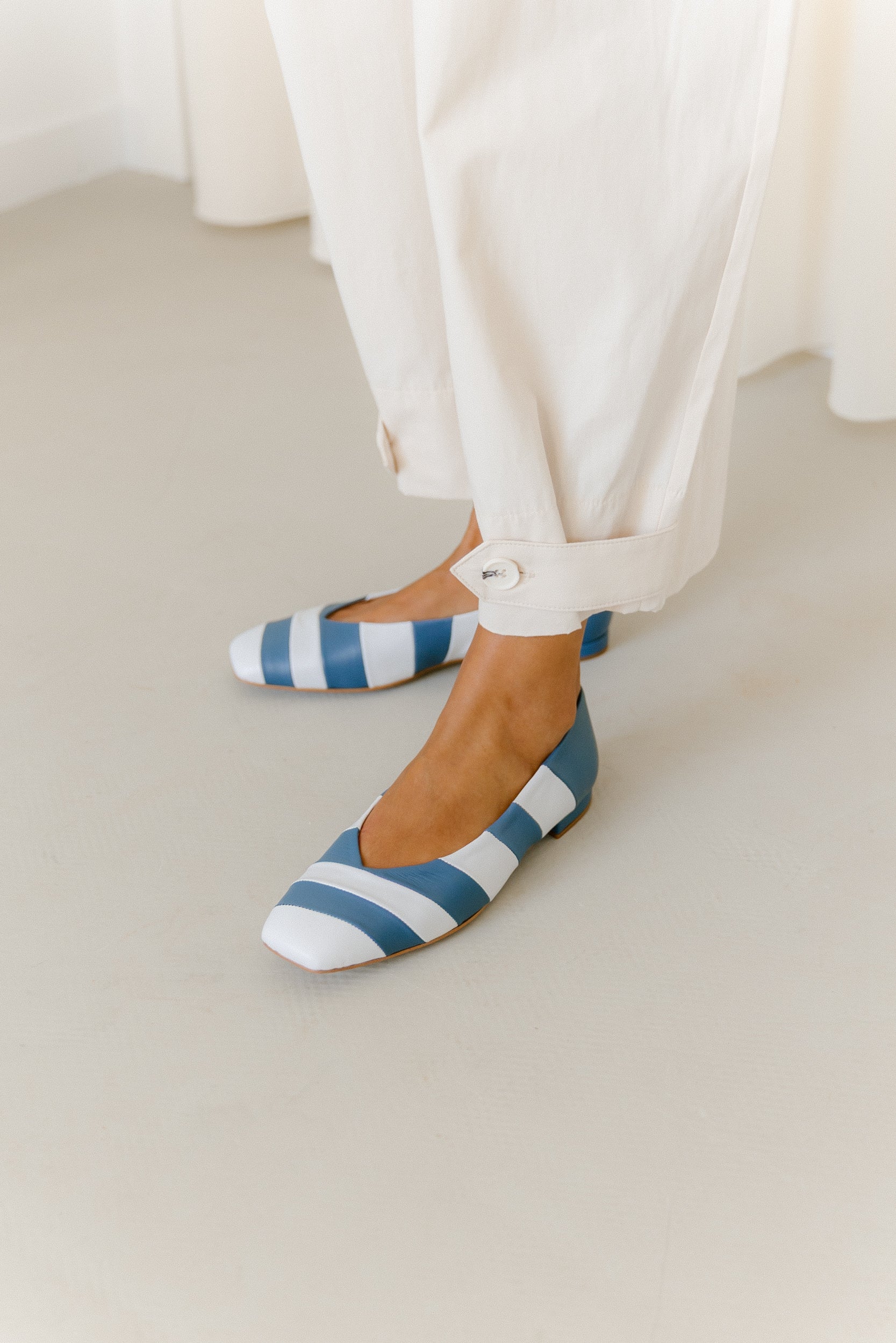 Sabrinas bicolor com biqueira quadrada em