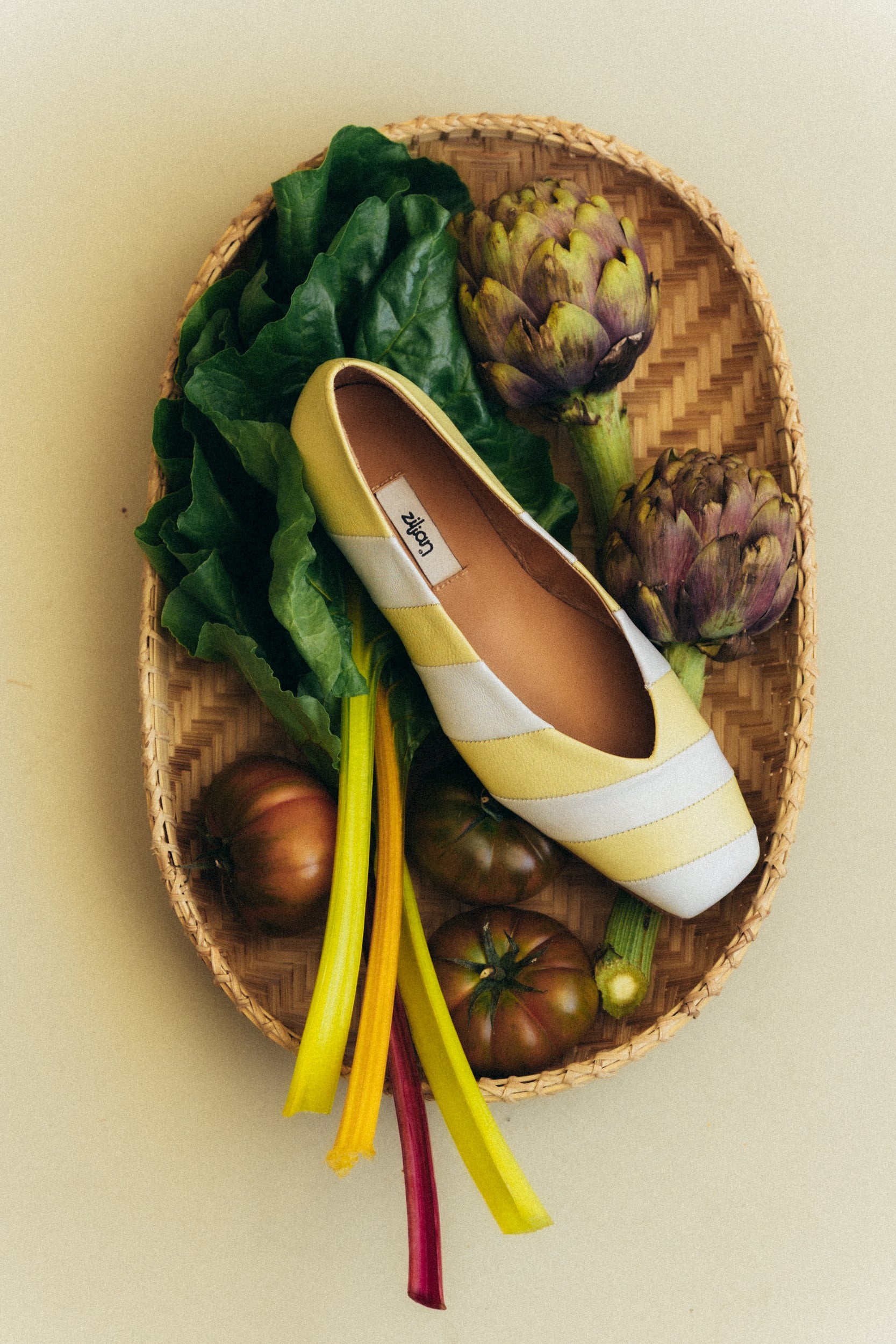 Sabrinas bicolor com biqueira quadrada em