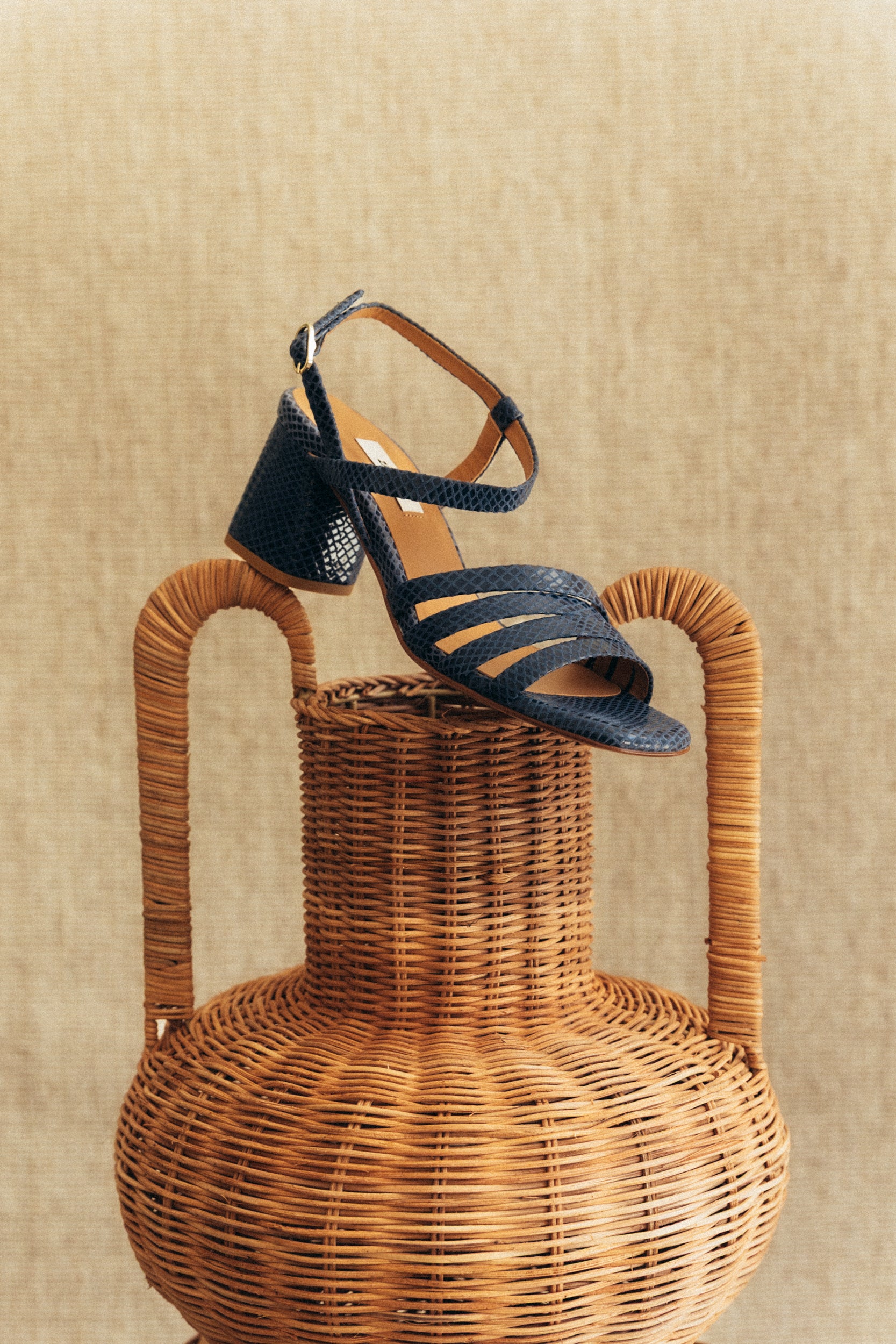 Sandálias de salto médio com tiras