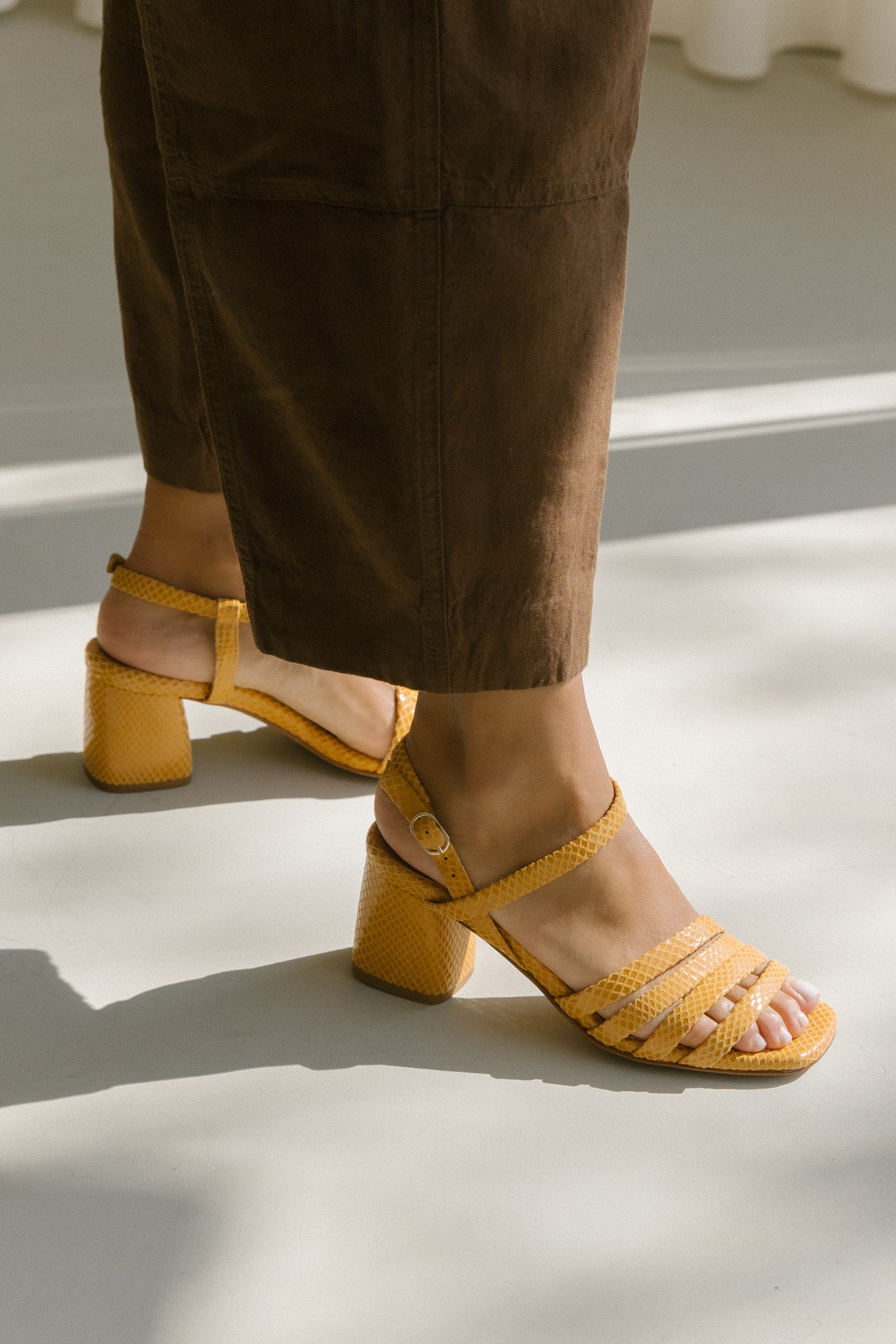 Sandálias de salto médio