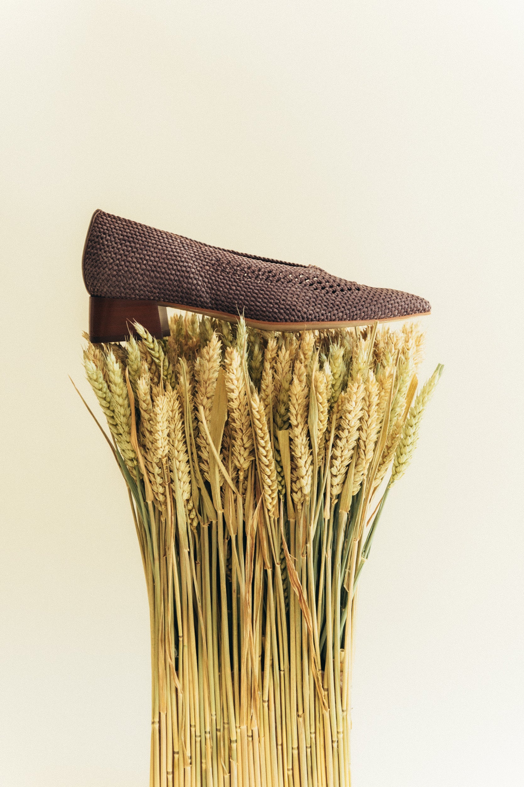 Sapatos de salto médio em ráfia