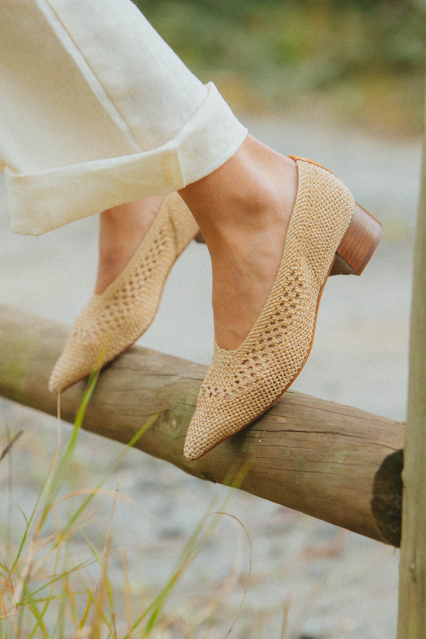 Sapatos de salto médio em ráfia