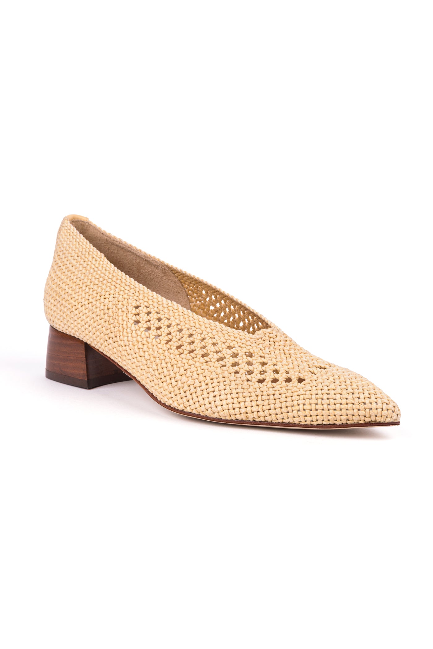 Sapatos de salto médio em ráfia