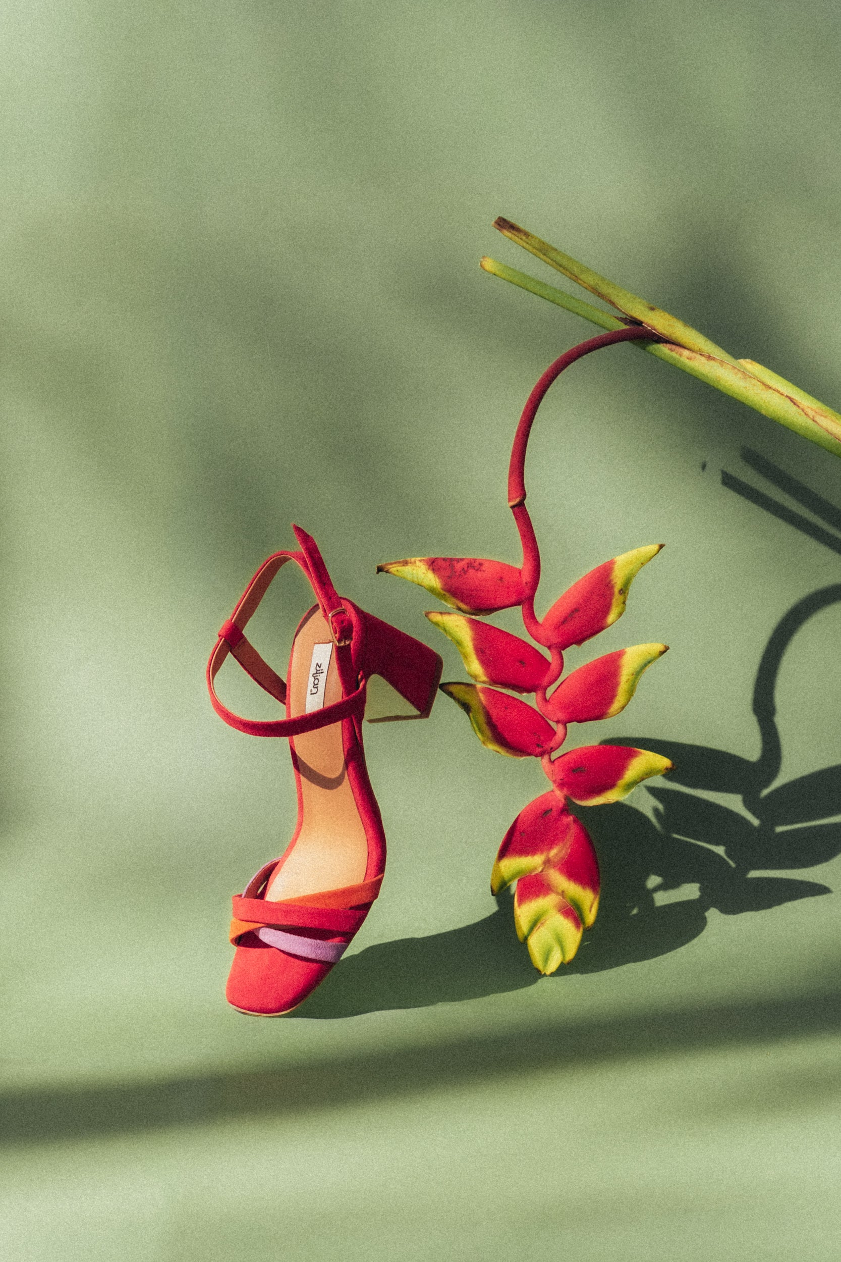 Sandália salto médio de tiras finas em camurça