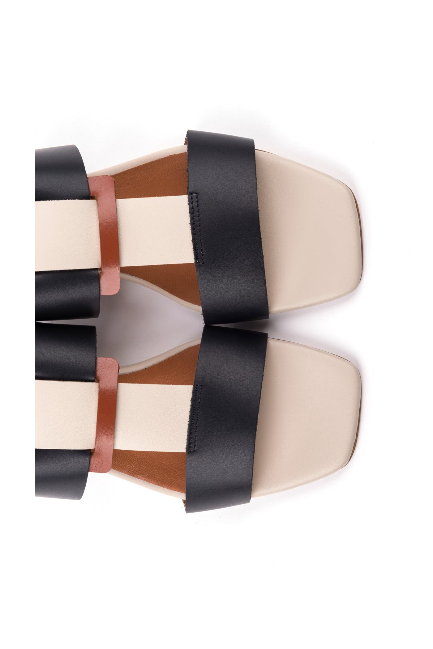 Sandálias rasas em pele