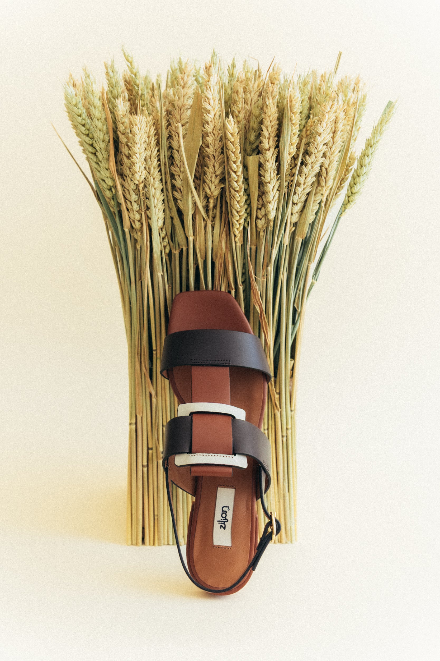 Sandálias rasas em pele