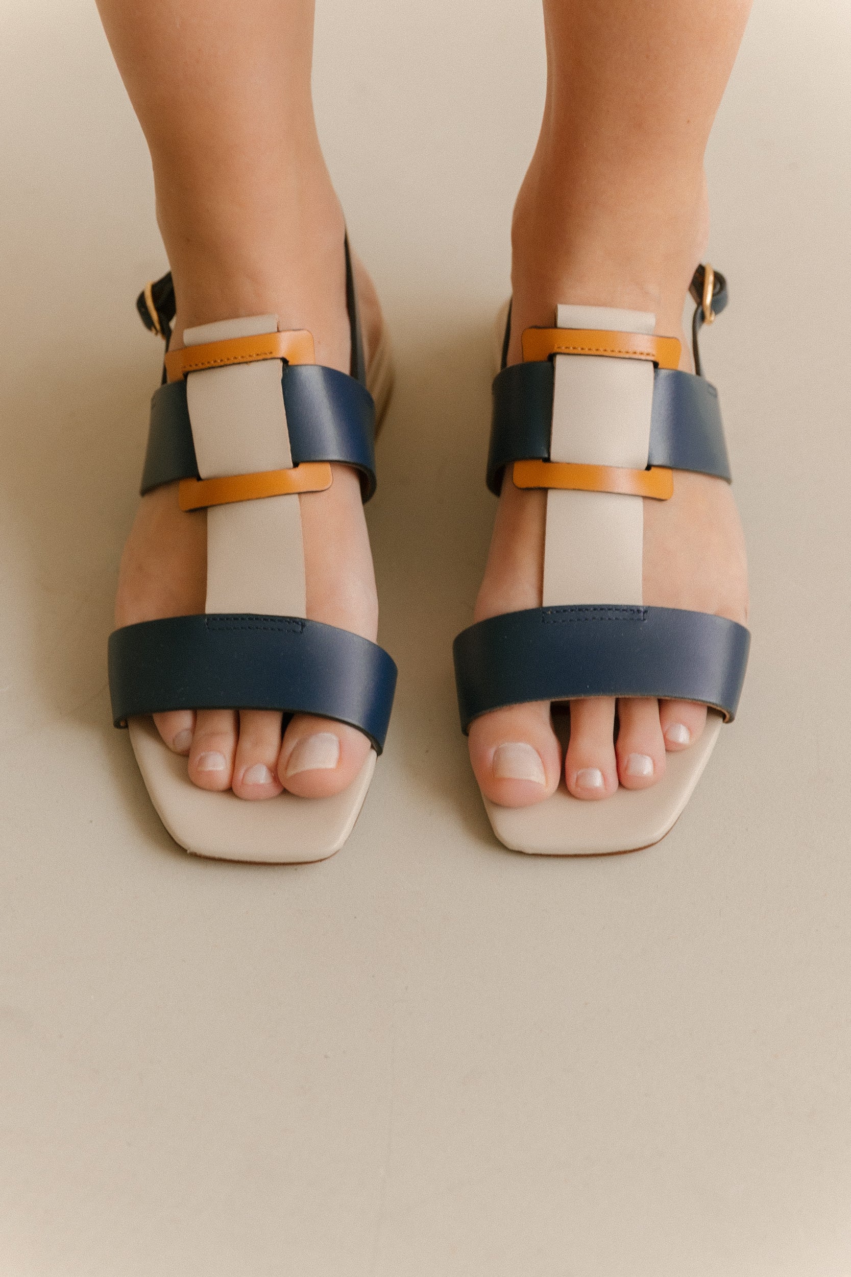 Sandálias rasas em pele