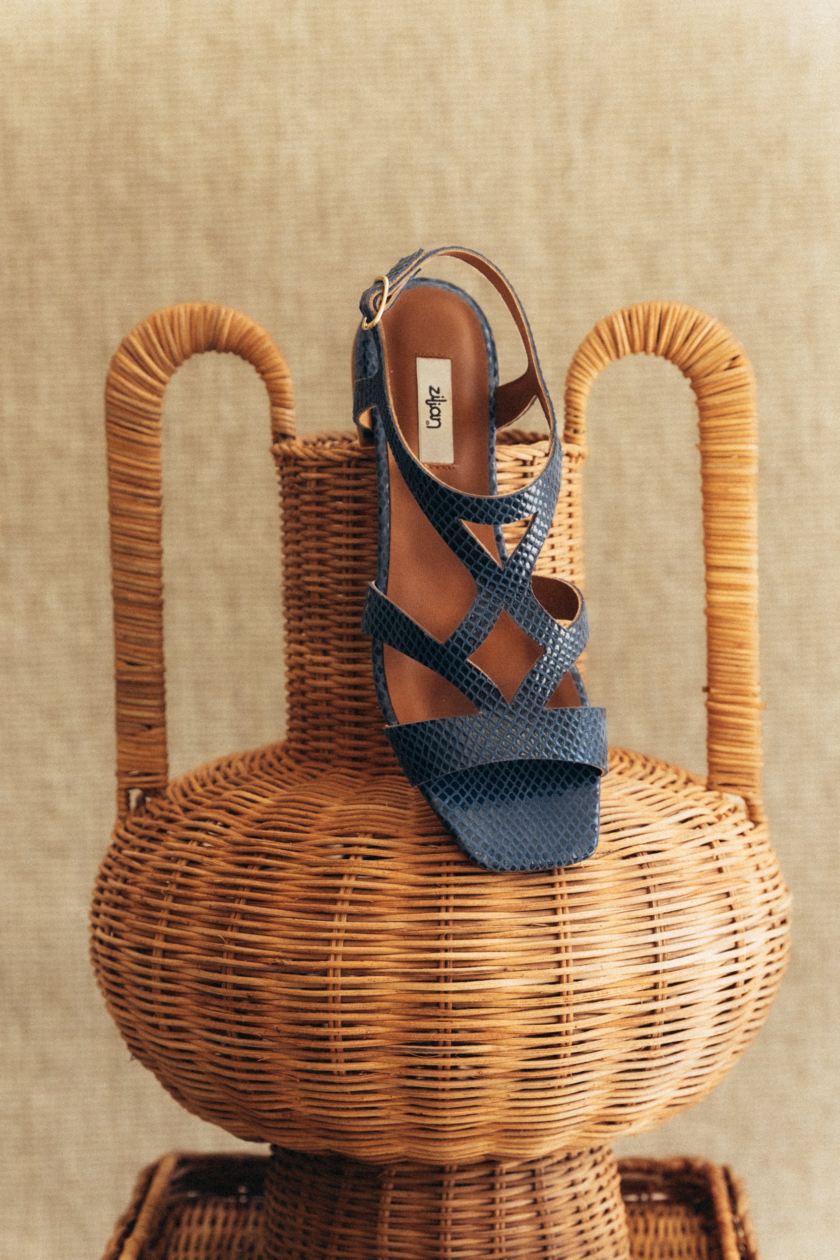 Sandálias rasas em pele