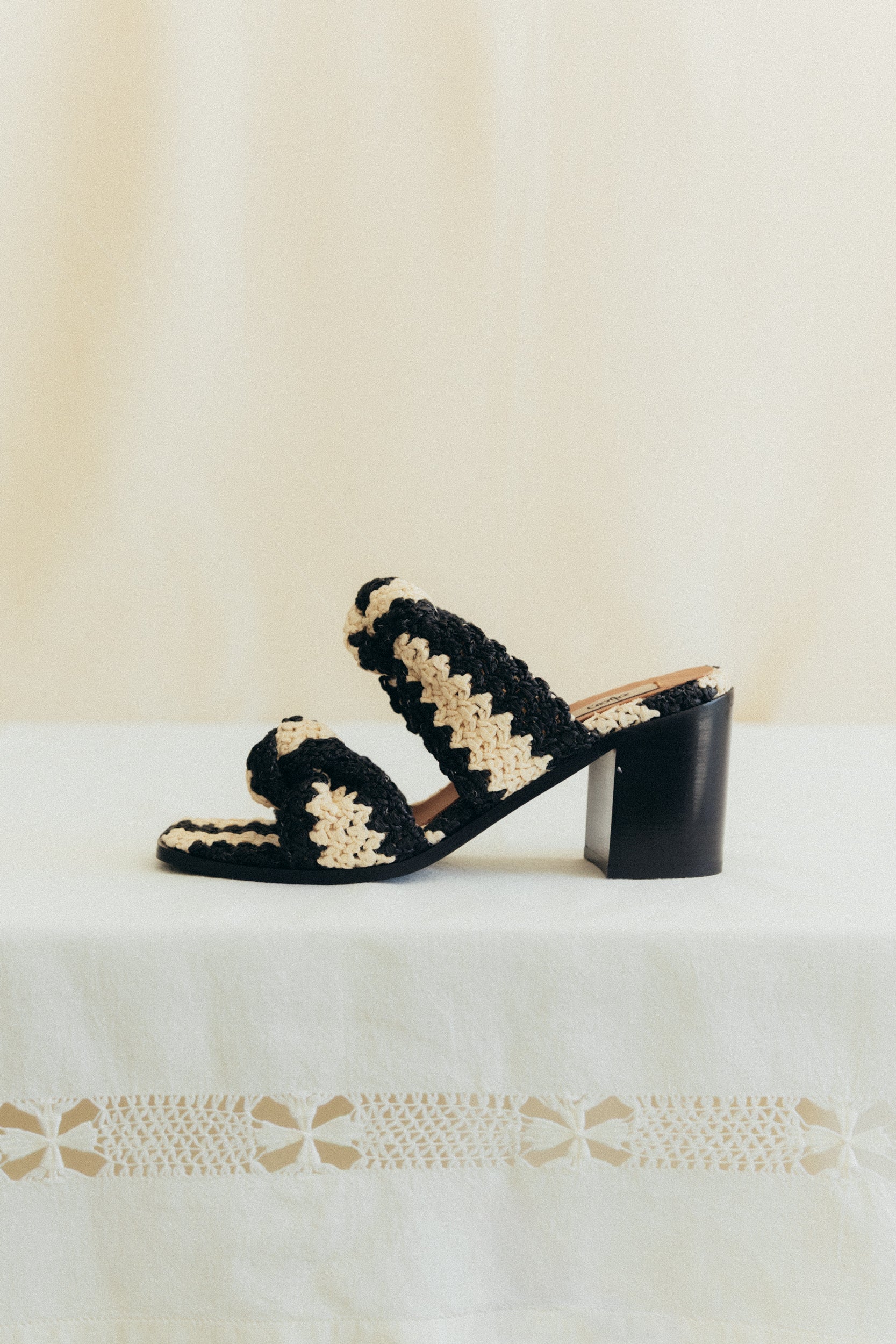 Sandália de salto alto em ráfia