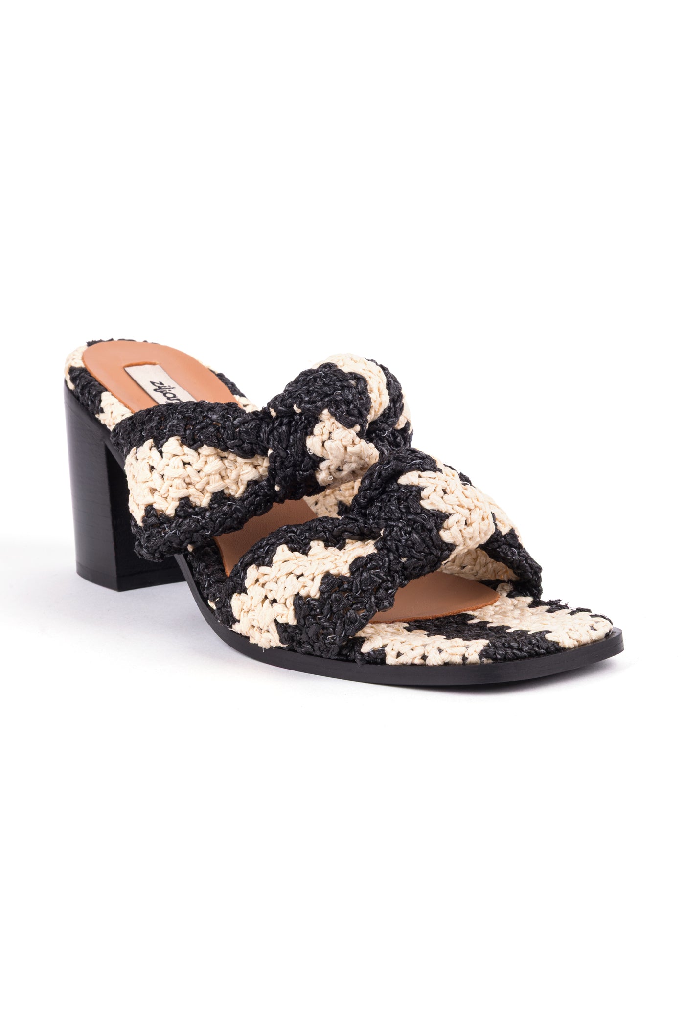 Sandália de salto alto em ráfia