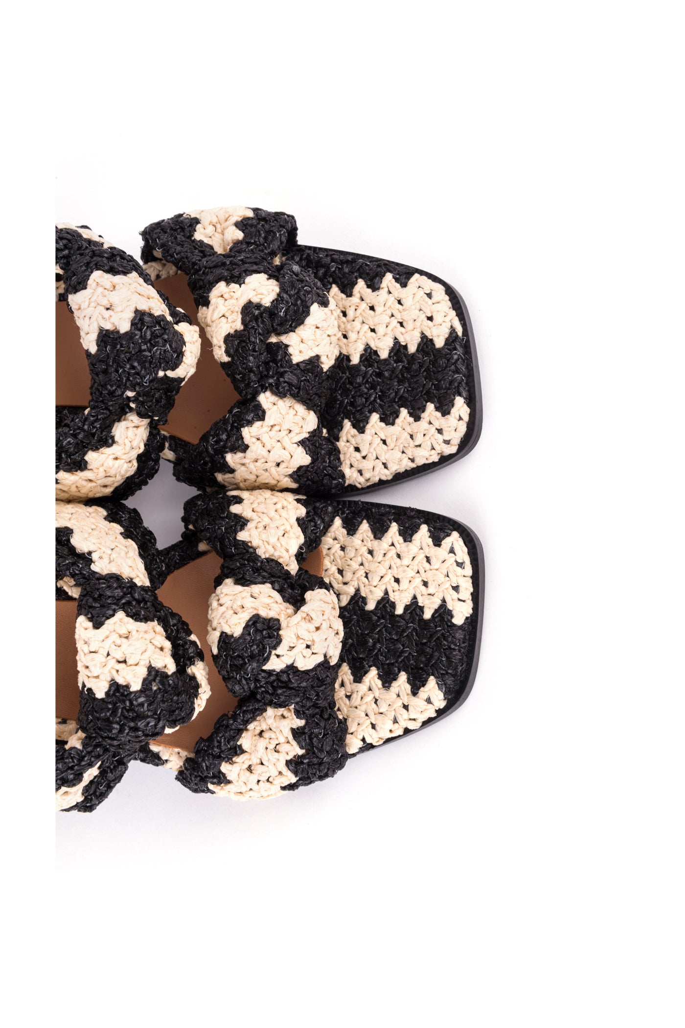 Sandália de salto alto em ráfia