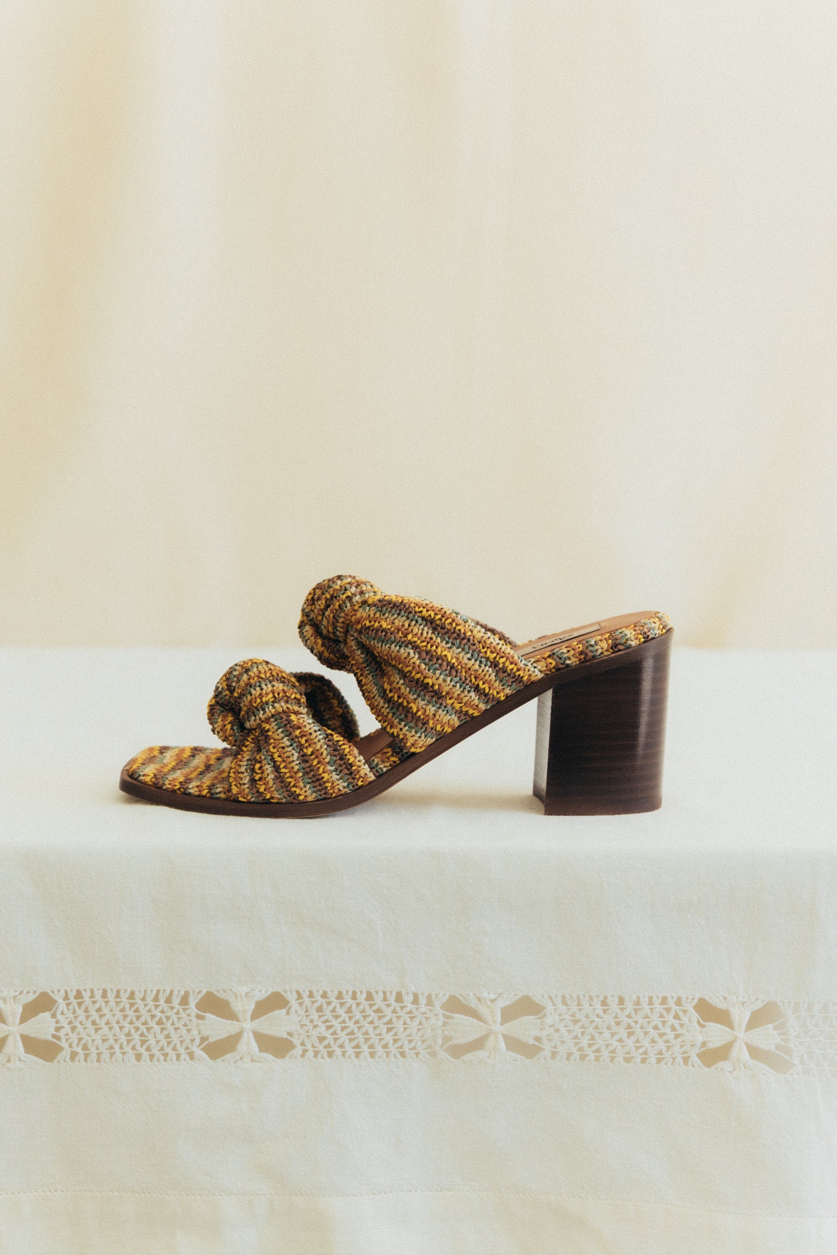 Sandálias de salto alto em ráfia