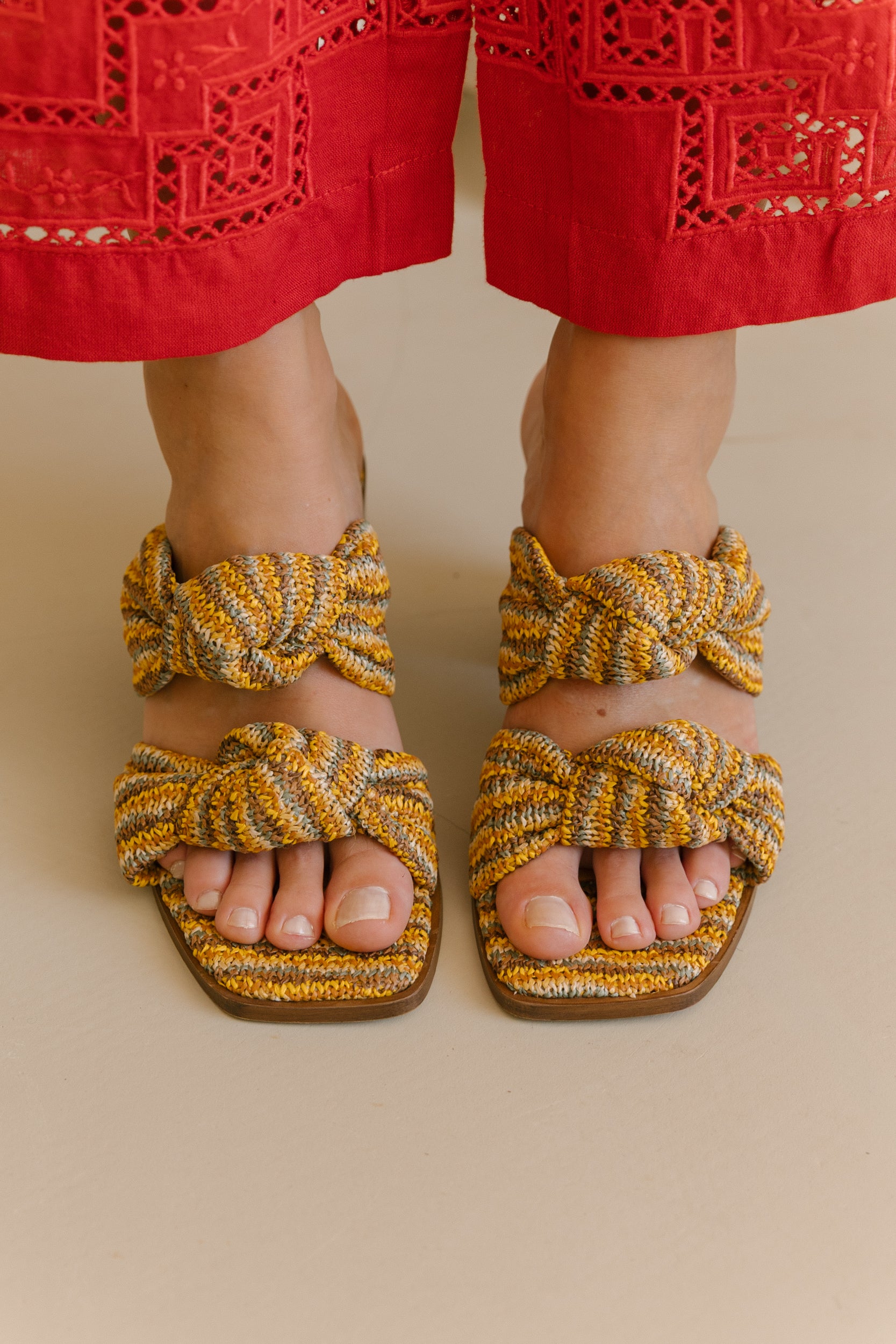 Sandálias de salto alto em ráfia