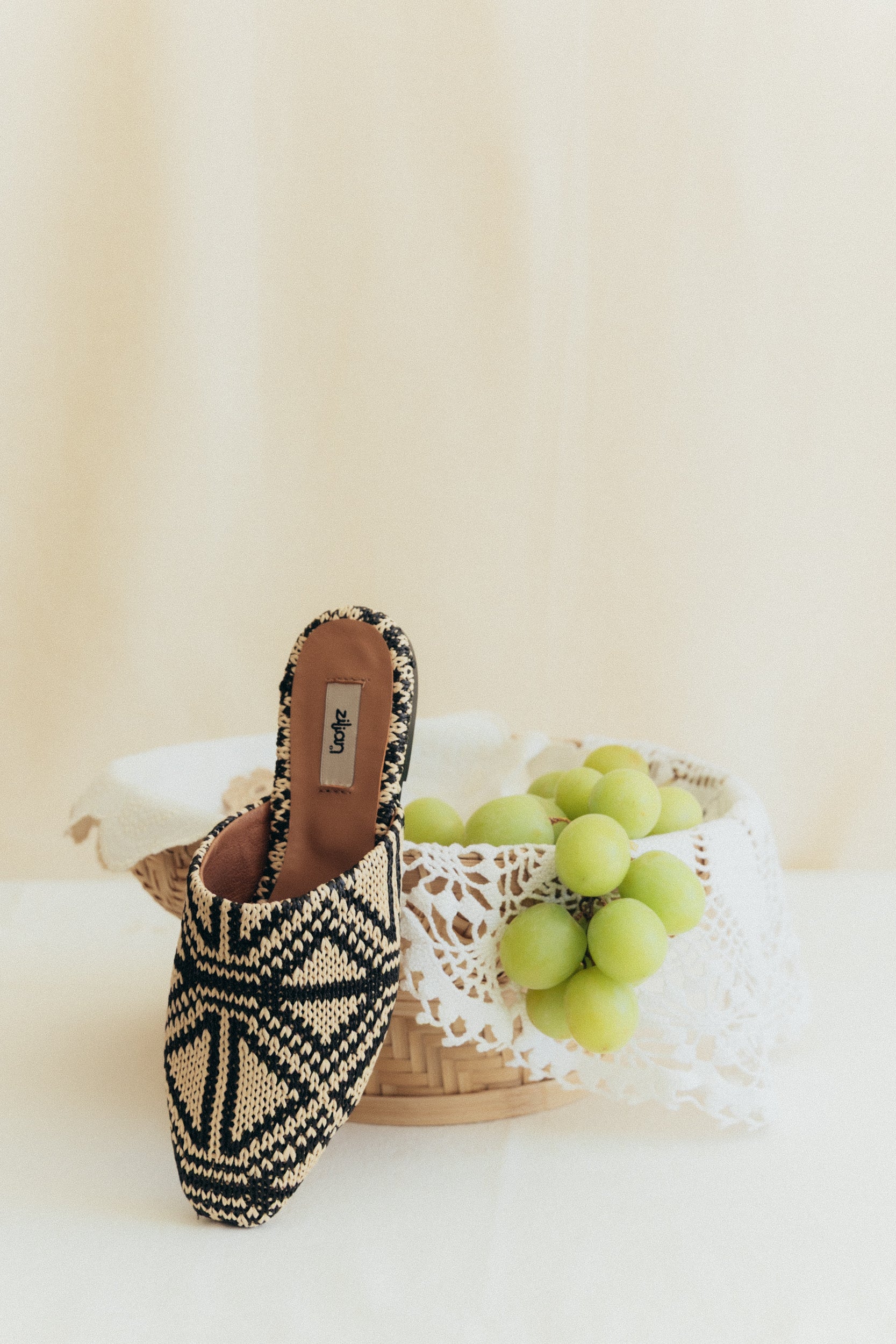 Mules em ráfia preta com padrão gráfico e bico fino
Mules em ráfia preta com padrão geométrico e design aberto
Mules em ráfia preta com padrão gráfico em look descontraído