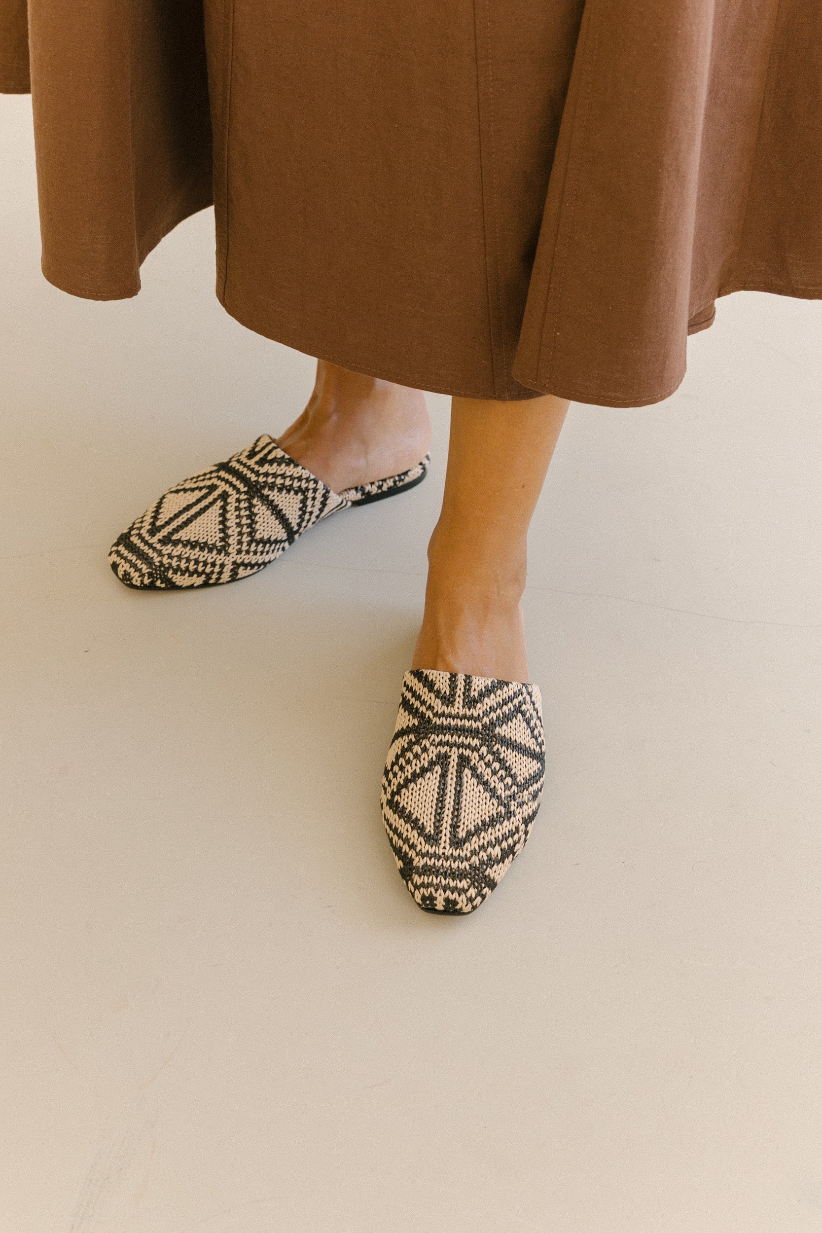 Mules em ráfia preta com padrão gráfico e bico fino
Mules em ráfia preta com padrão geométrico e design aberto
Mules em ráfia preta com padrão gráfico em look descontraído