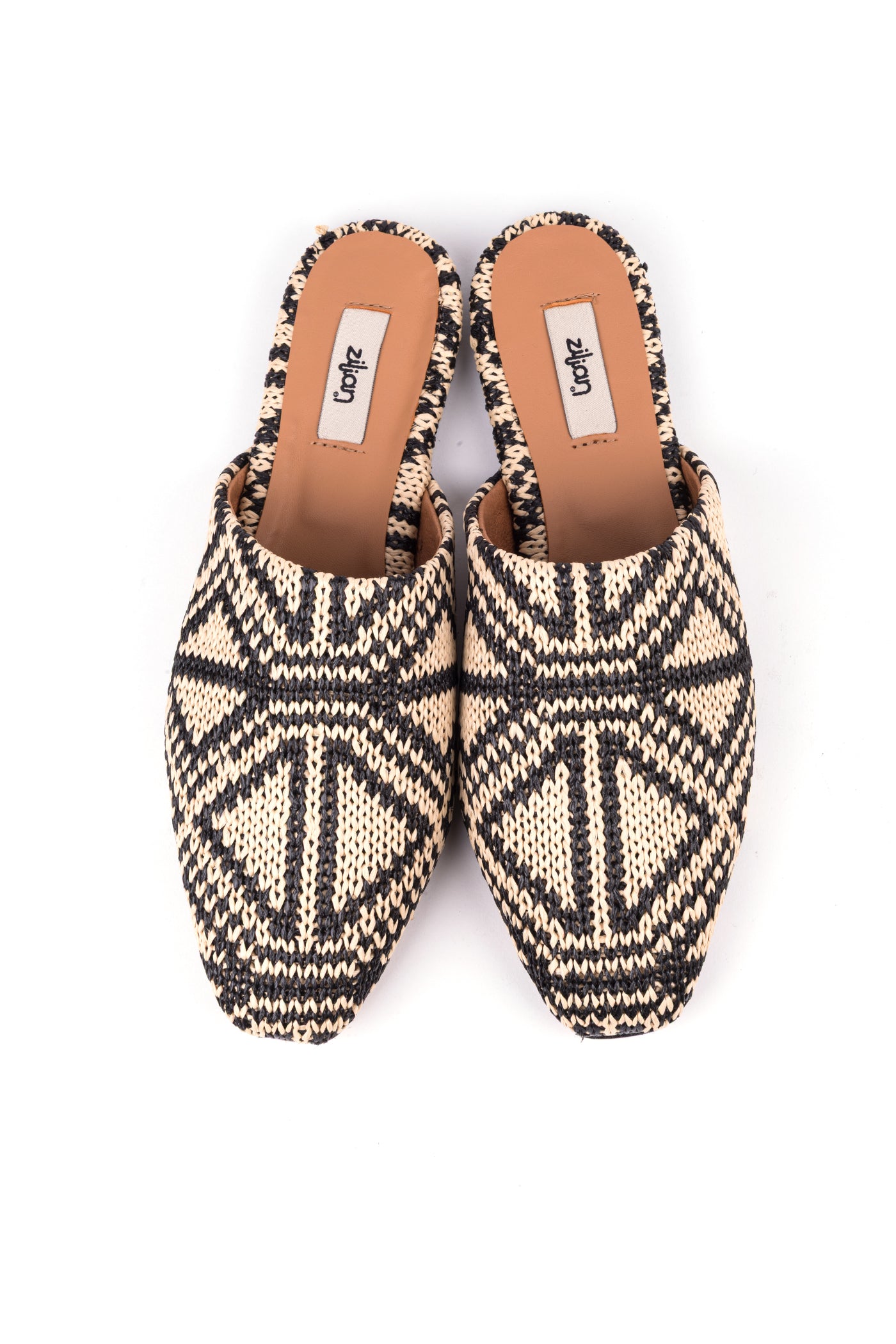 Mules em ráfia preta com padrão gráfico e bico fino
Mules em ráfia preta com padrão geométrico e design aberto
Mules em ráfia preta com padrão gráfico em look descontraído