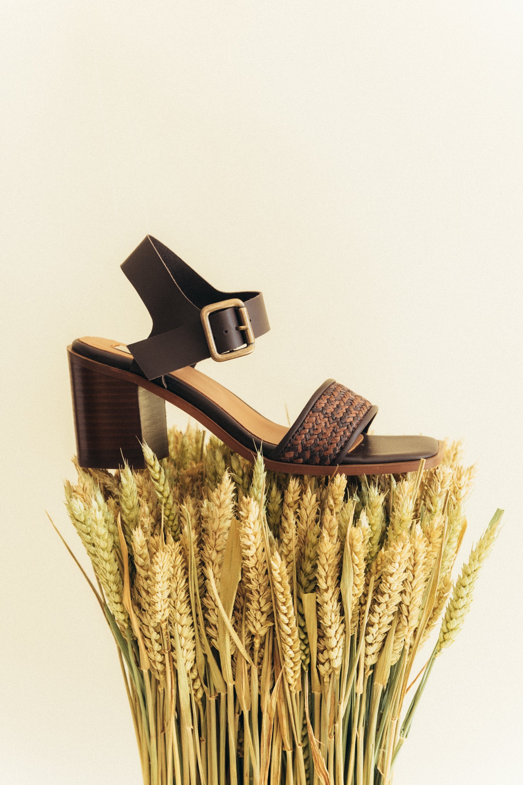 Sandália de salto alto em pele