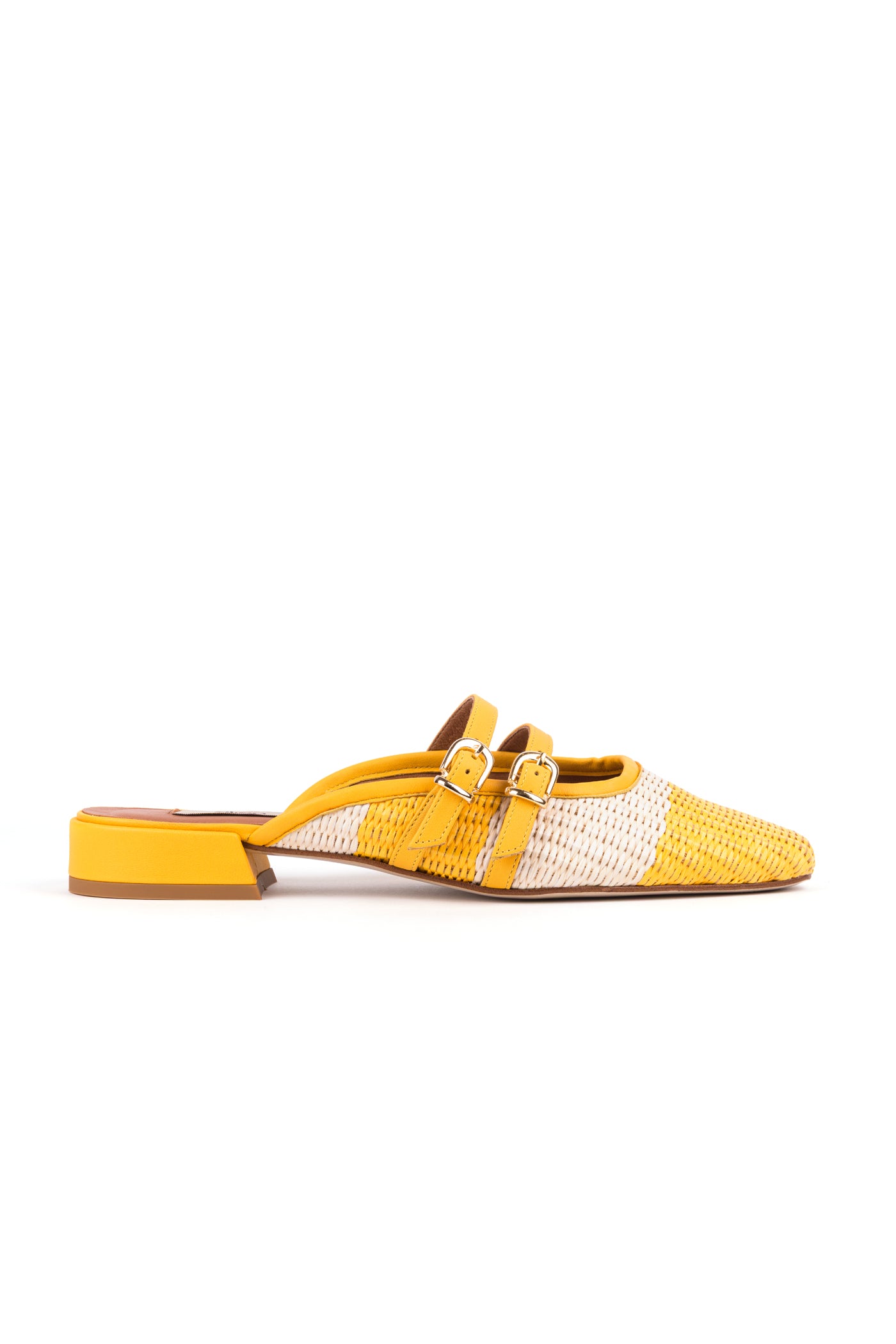 Sapatos rasos em ráfia