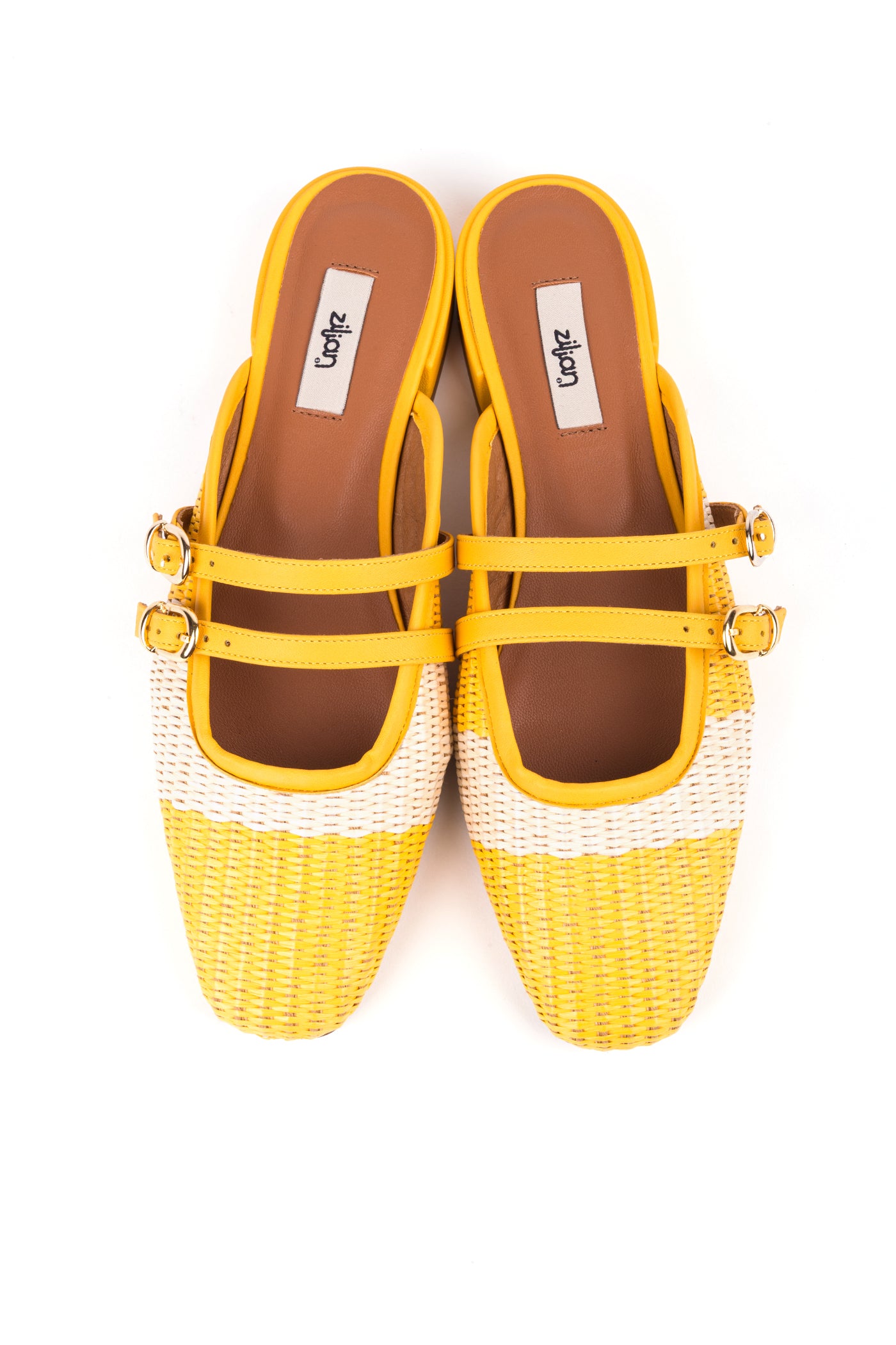 Sapatos rasos em ráfia