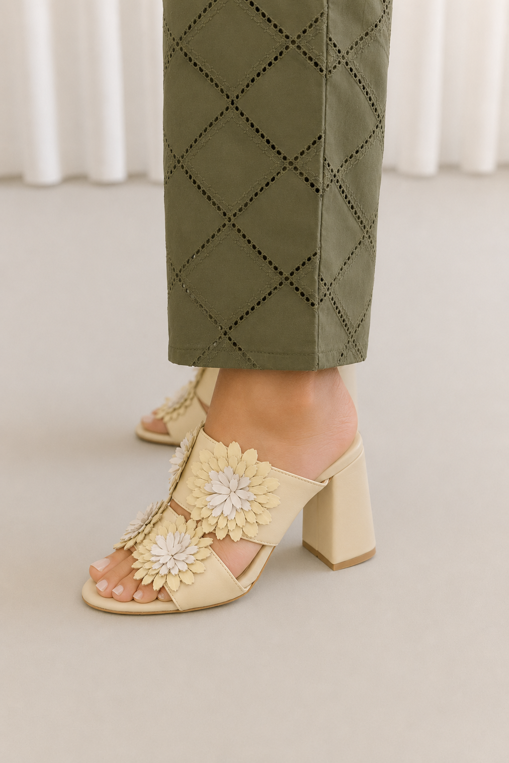 Mules em pele castanho ruivo com flores de pétalas bicolor terracotta e creme, salto bloco 8 cm